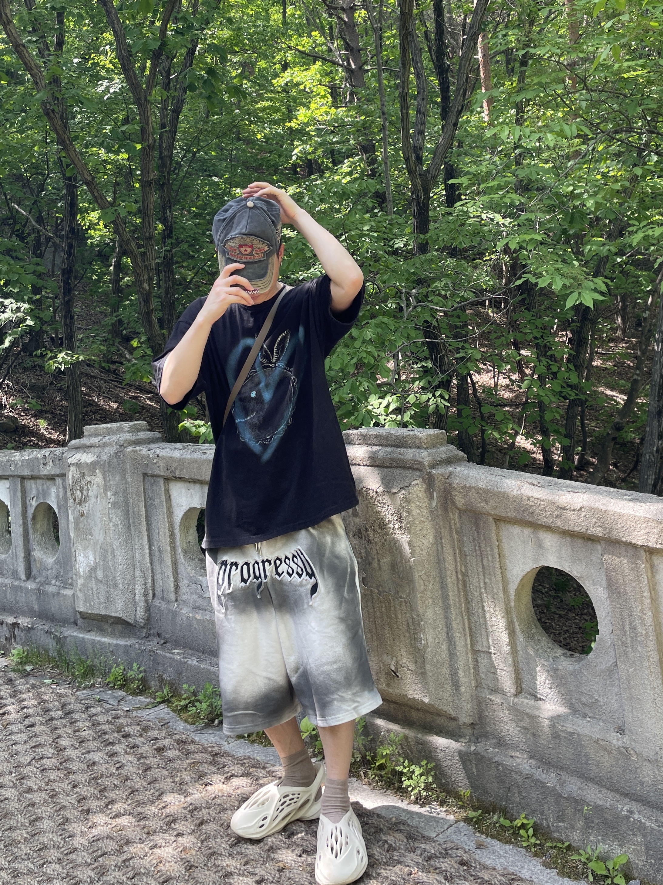 Adidas Yeezy Foam RNNR Sand 착용 스타일