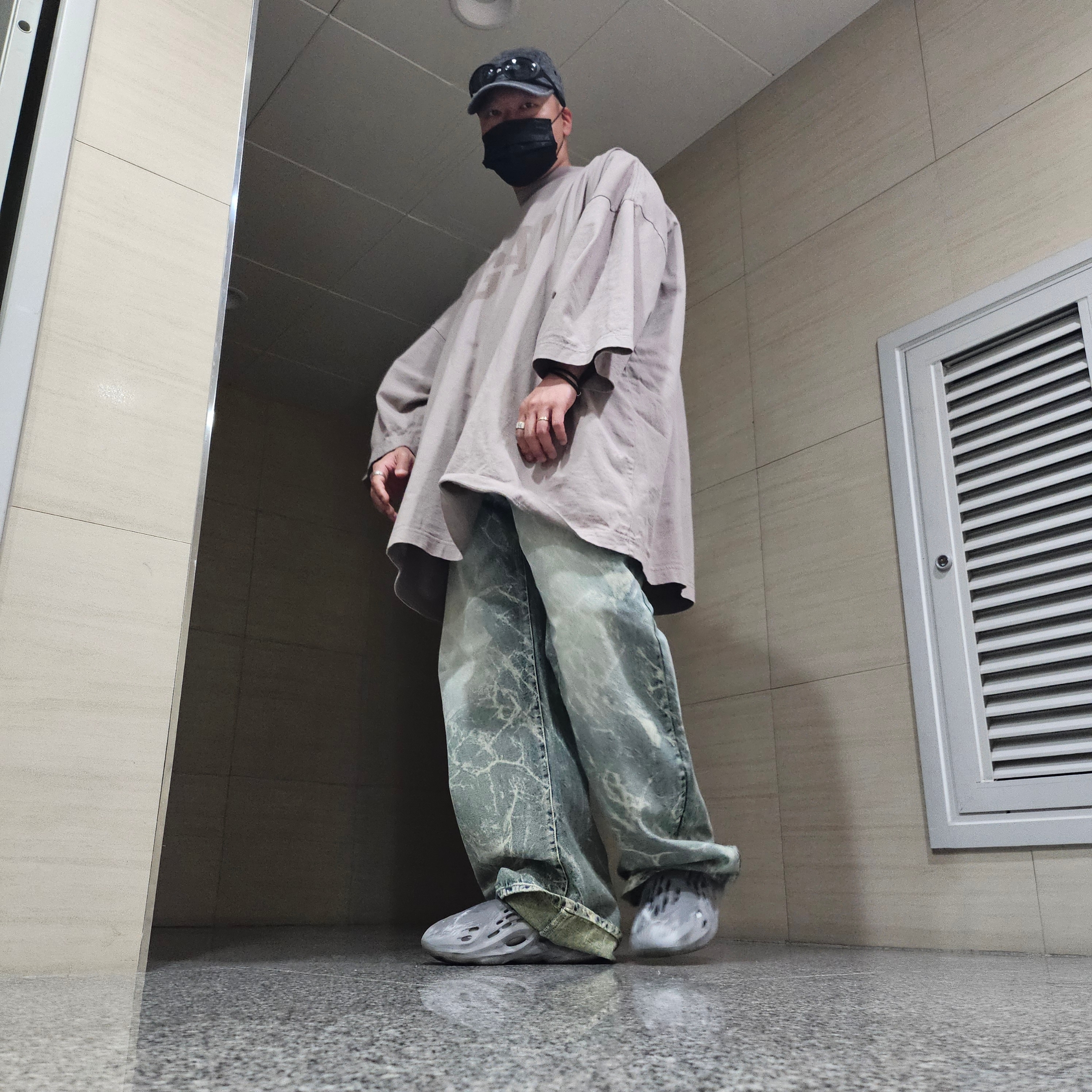 Adidas Yeezy Foam RNNR MX Granite, Yeezy Gap Engineered By Balenciaga Dove 3/4 Sleeve T-Shirt Beige 착용 스타일 - 1