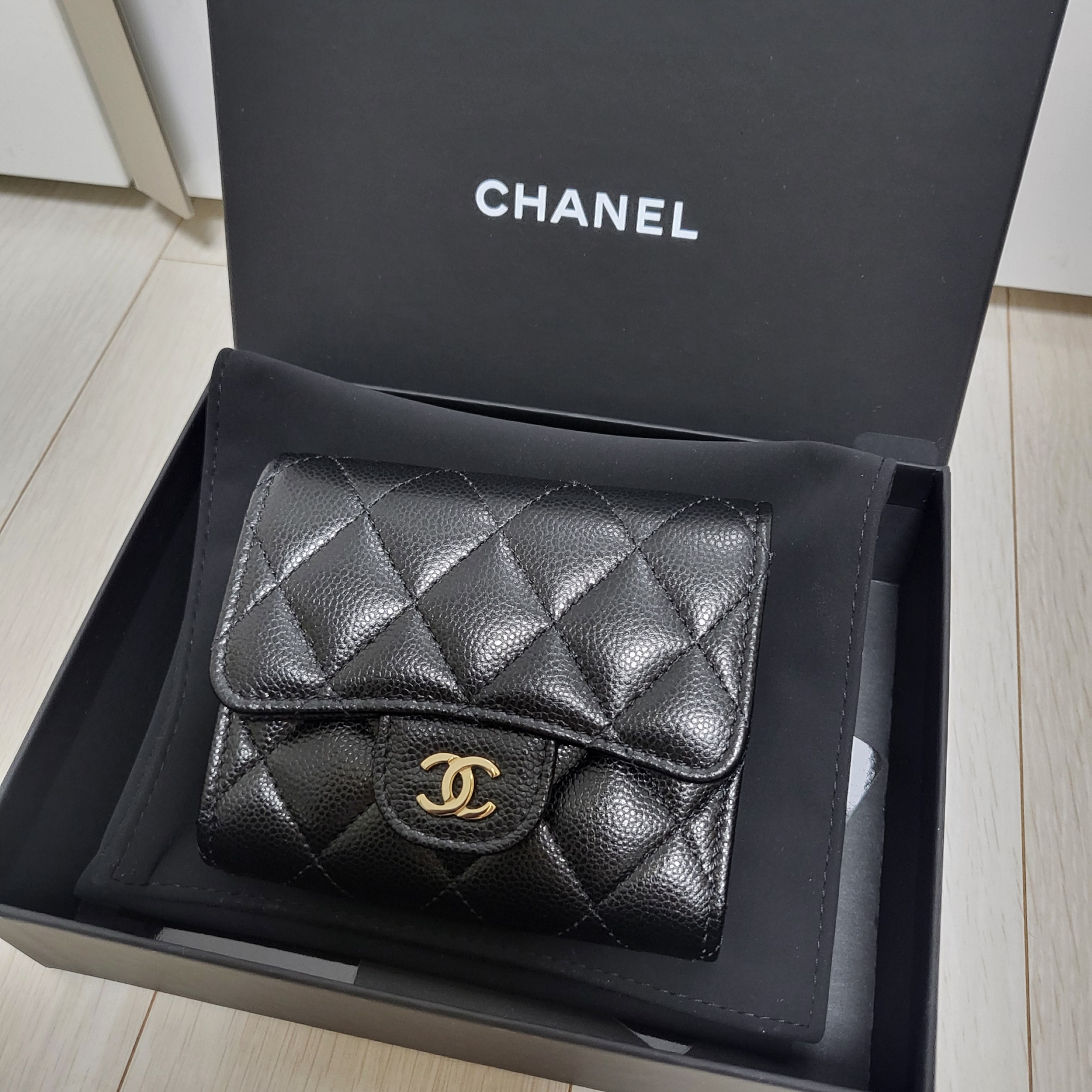 Chanel Classic Small Flap Wallet Grained Shiny Calfskin & Gold Black 착용 스타일 - 4