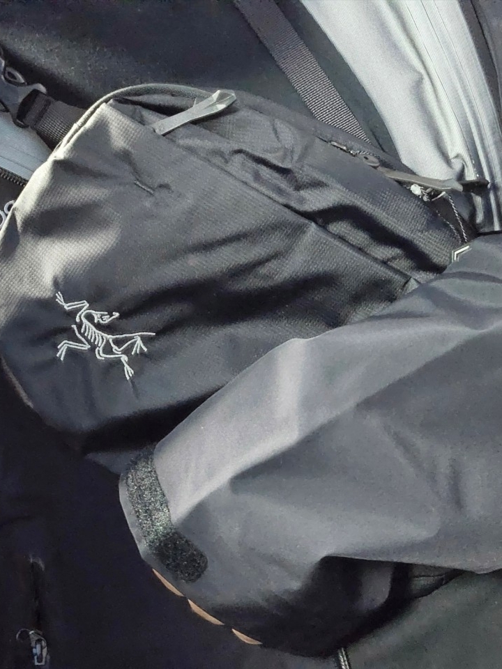 Arc'teryx Heliad 6 Crossbody Bag Black 착용 스타일 - 2