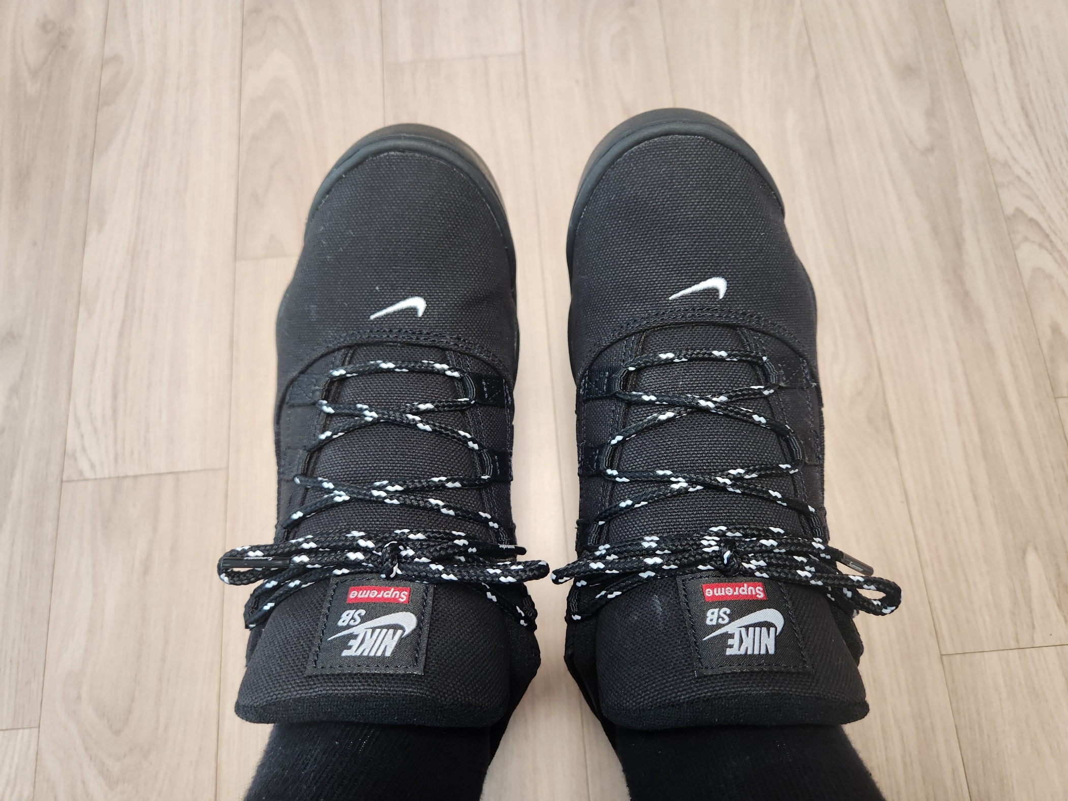 Nike x Supreme SB Darwin Low Black 착용 스타일 - 6