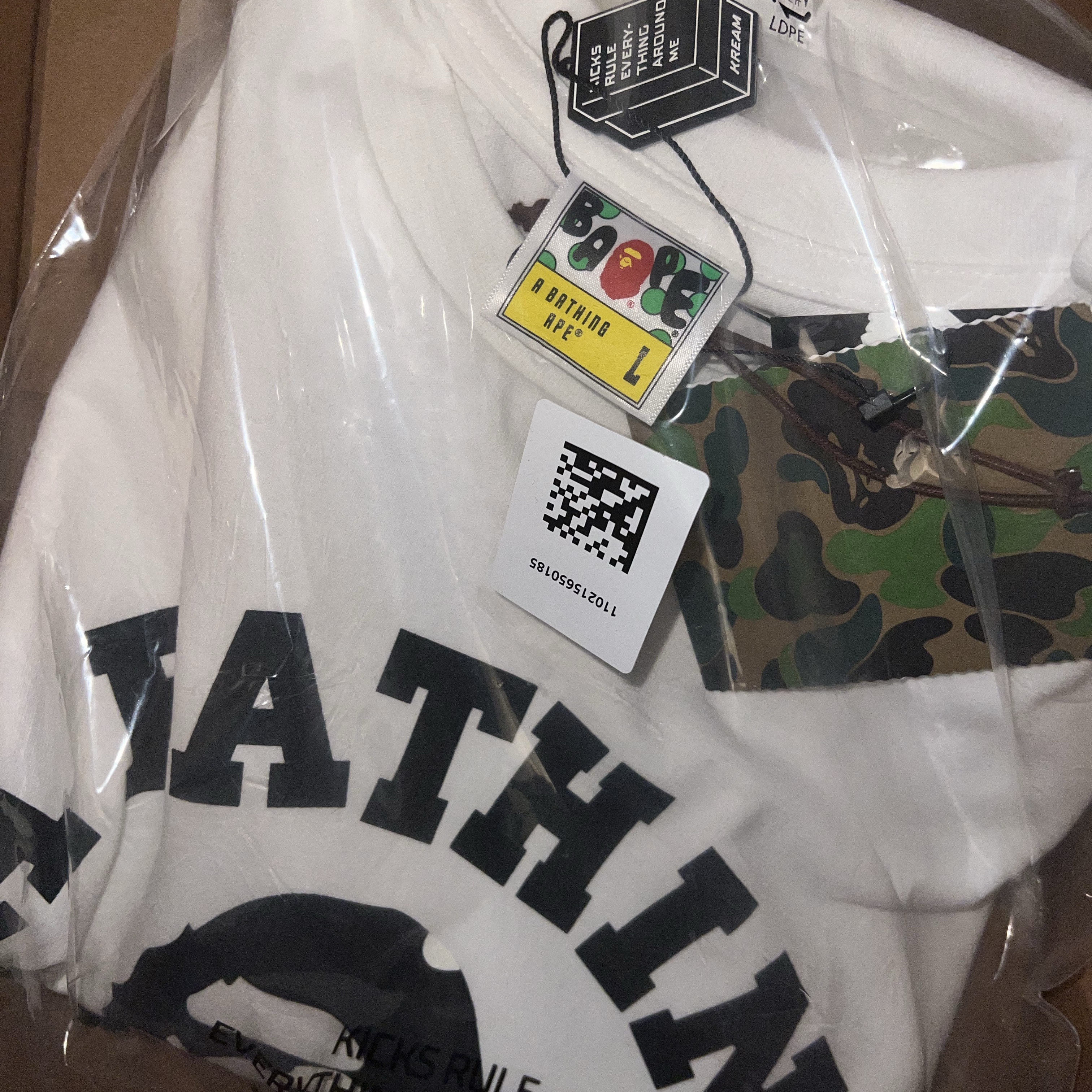 BAPE City Camo College T-Shirt White Black 착용 스타일 - 2