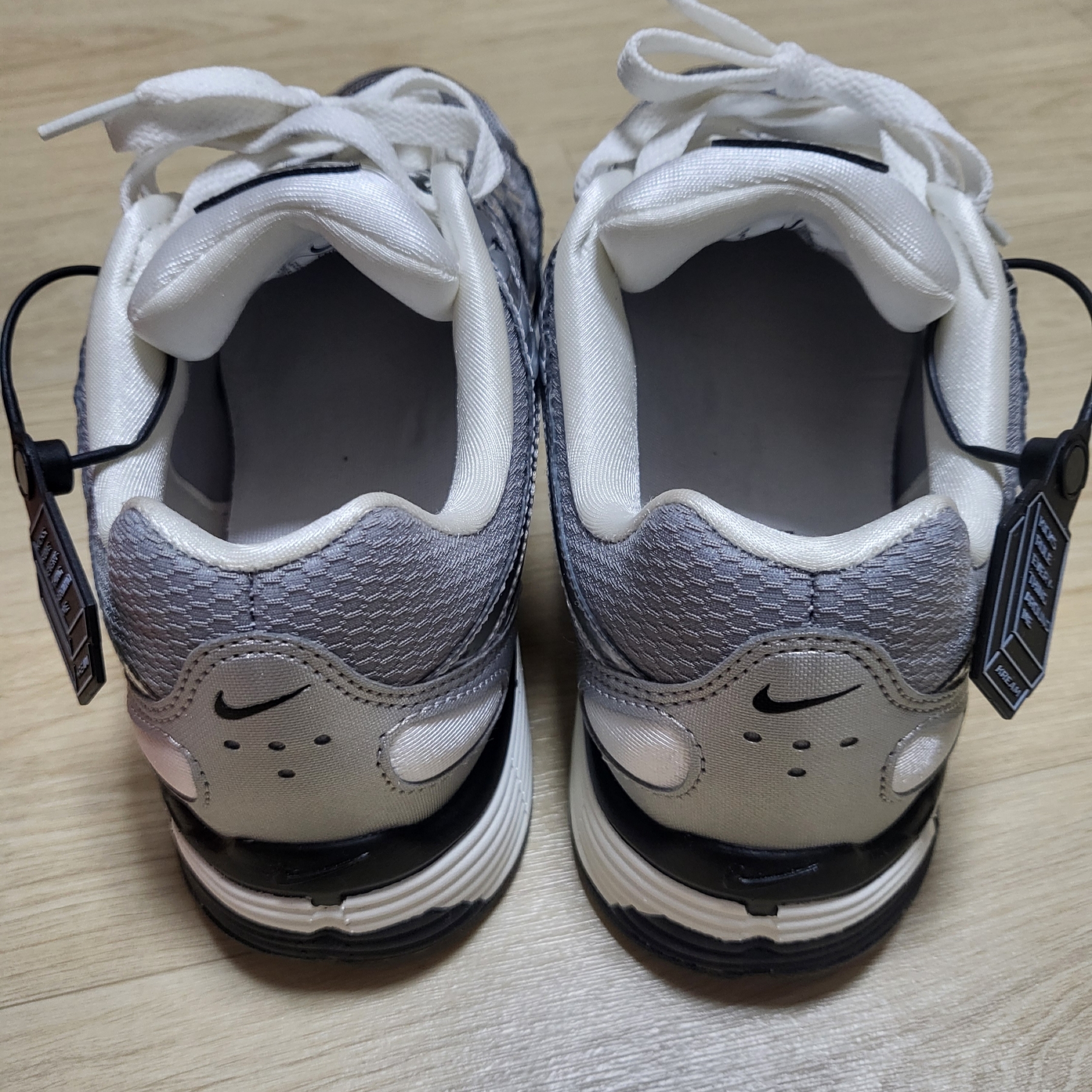 Nike P-6000 Metallic Silver 착용 스타일 - 3