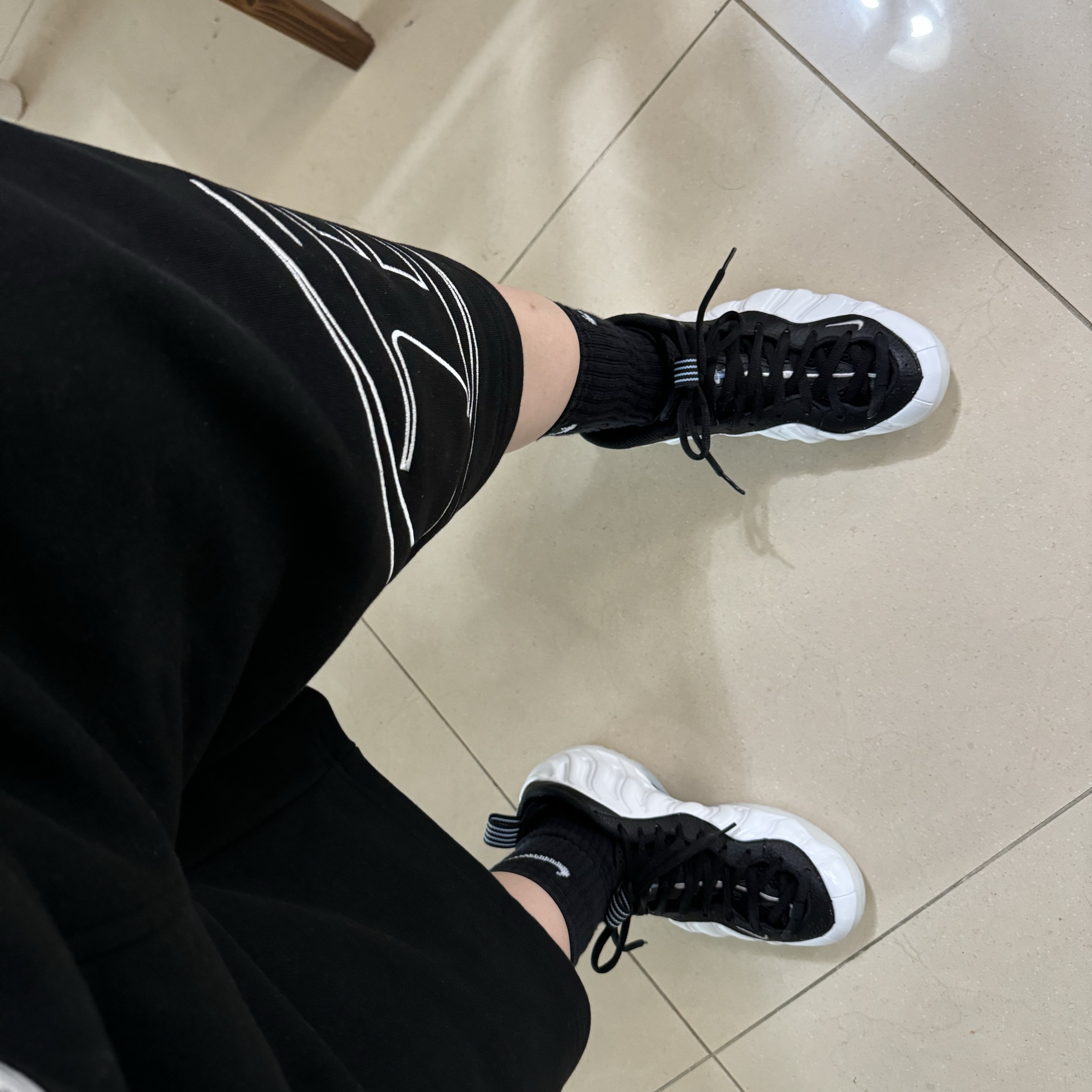 Nike Air Foamposite One White and Black 착용 스타일 - 1