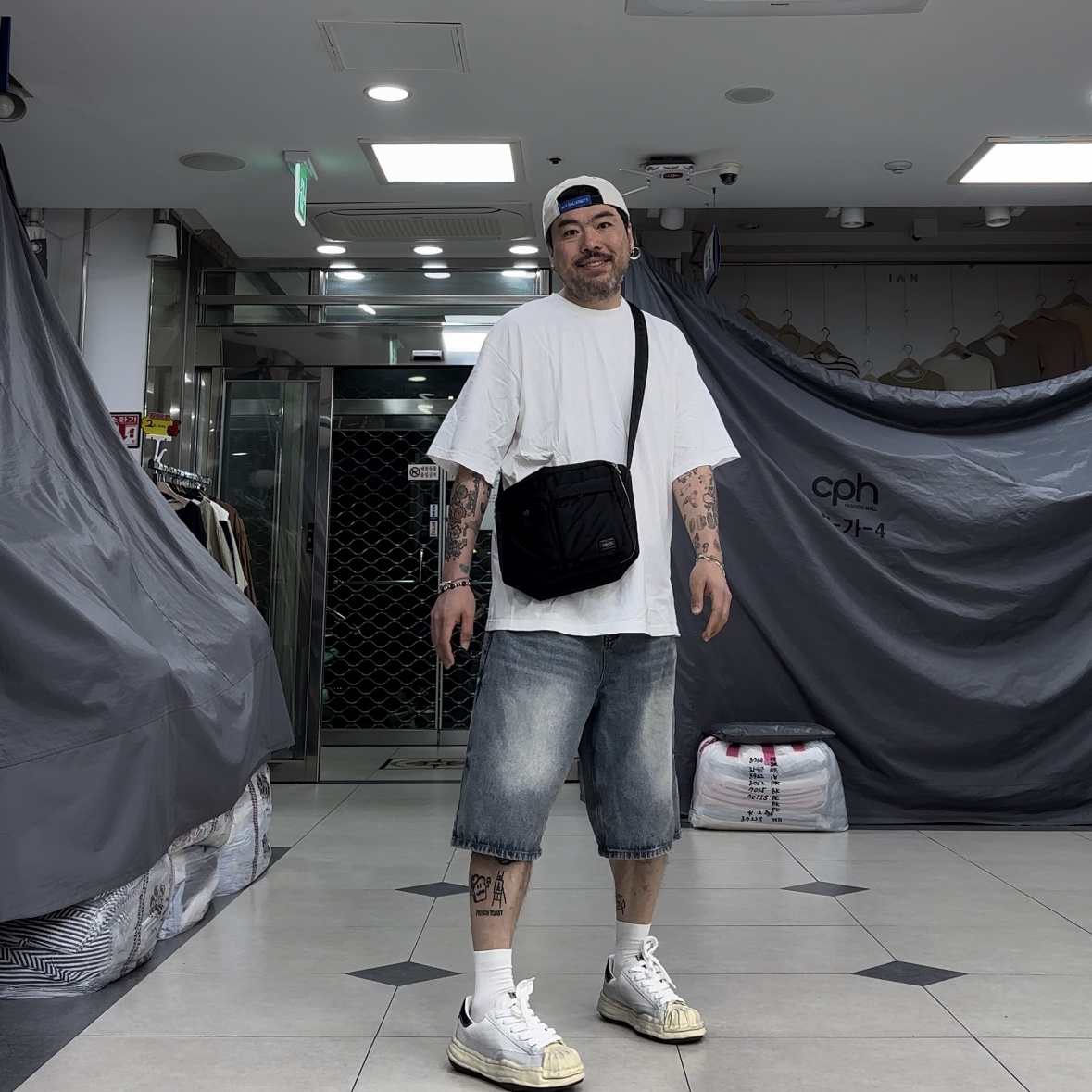 Maison Mihara Yasuhiro Blakey OG Dyed Sole Canvas Low-top Sneakers White 착용 스타일 - 3