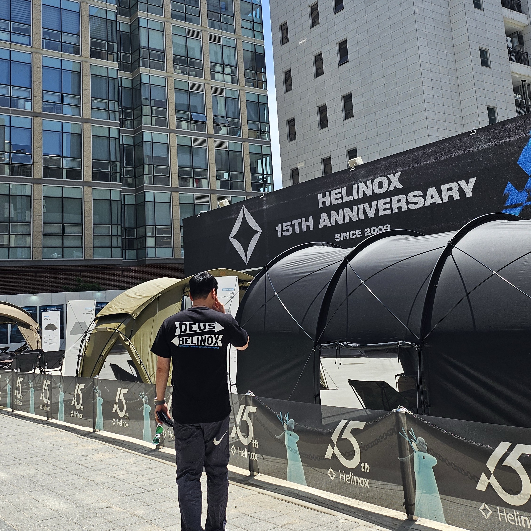 Helinox x Deus Ex Machina T-Shirt Black, Nike x Stussy Beach Pants Off Noir 착용 스타일