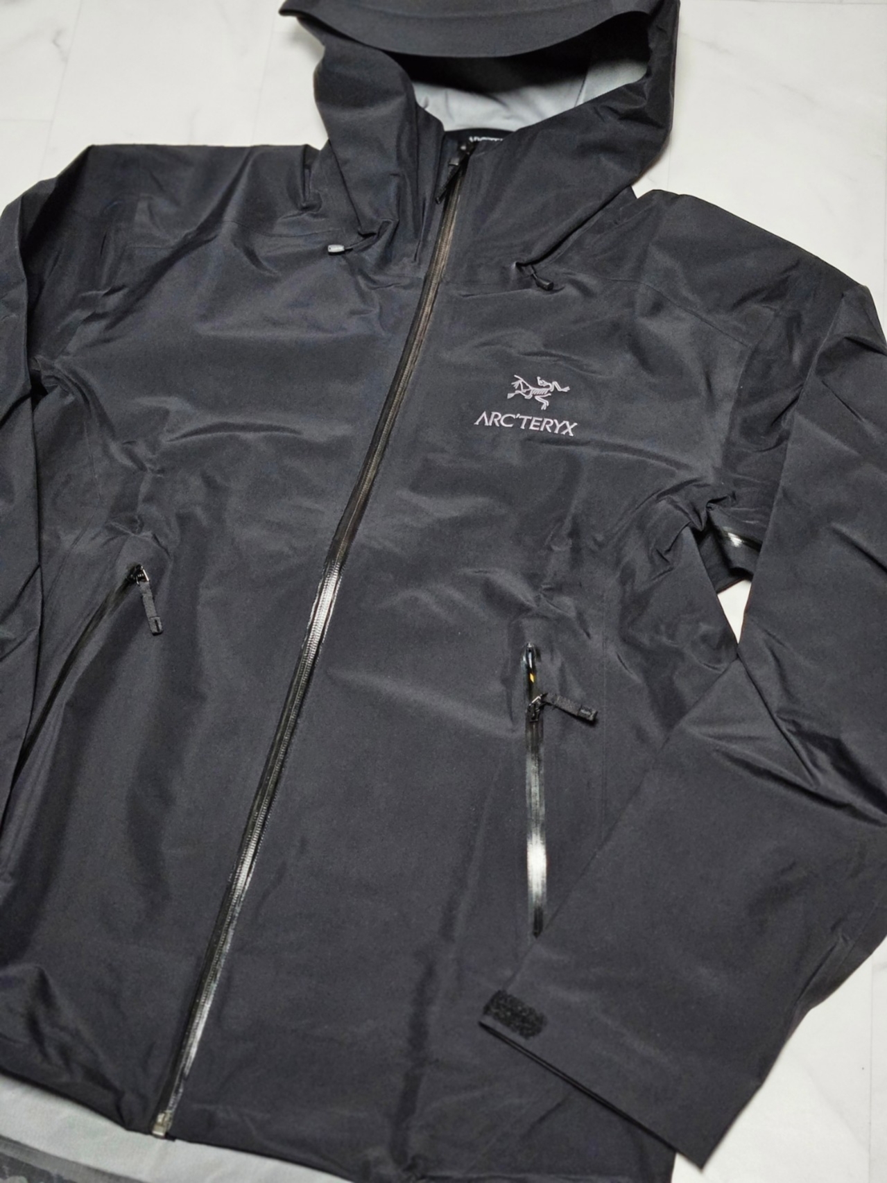 Arc'teryx Beta LT Jacket Black 착용 스타일 - 4