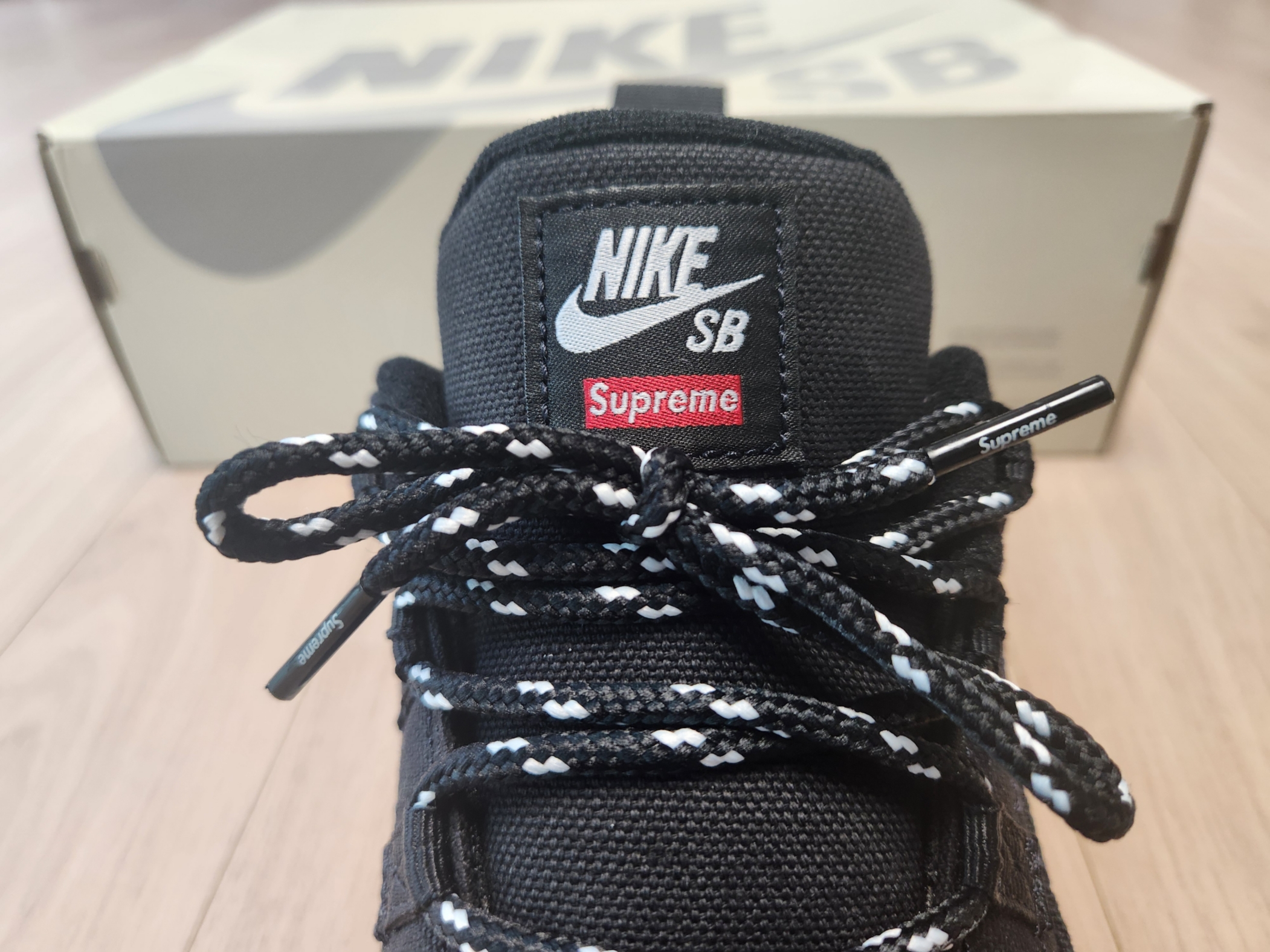 Nike x Supreme SB Darwin Low Black 착용 스타일 - 4