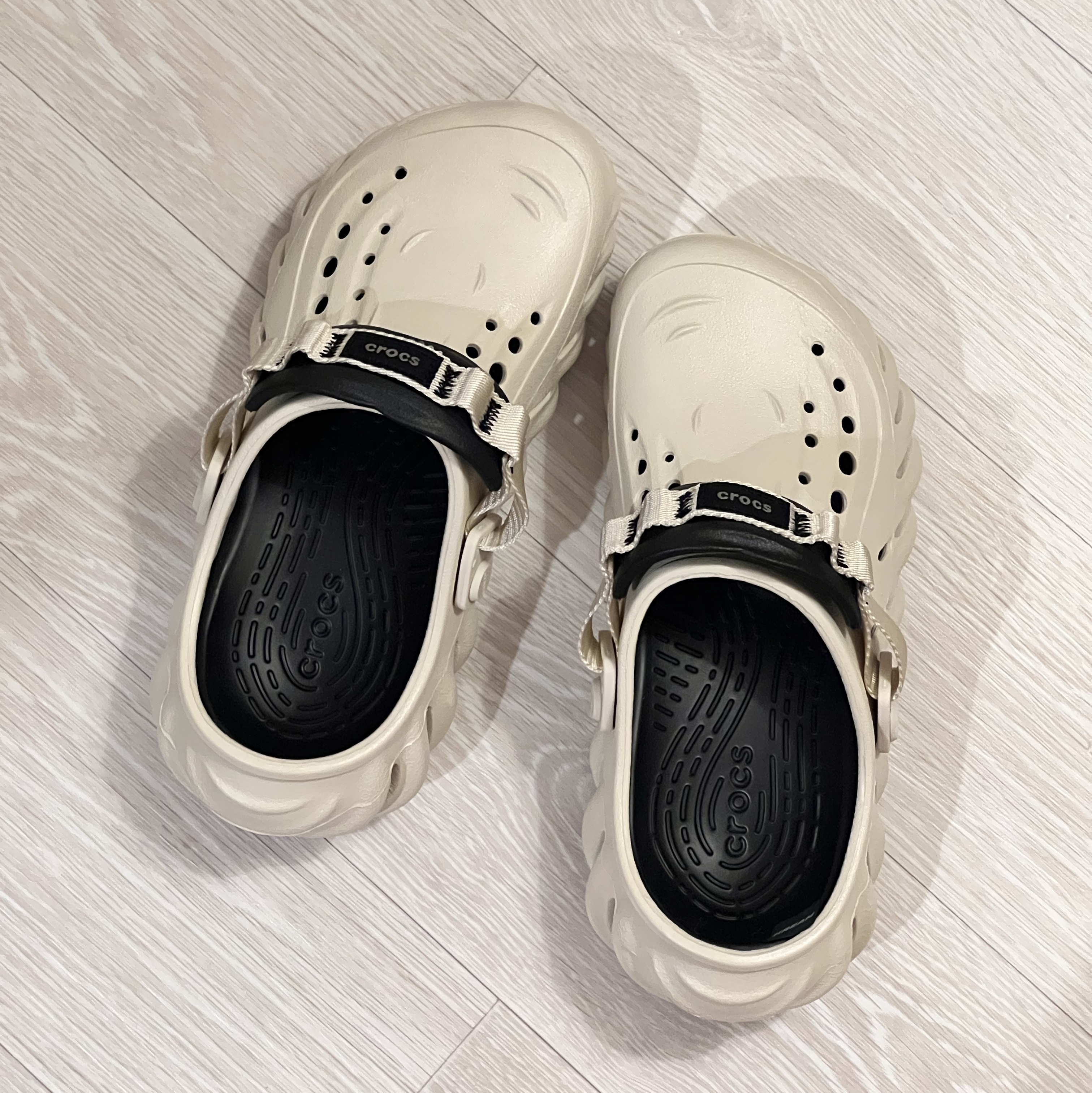 Crocs Echo Clog Bone Black 착용 스타일