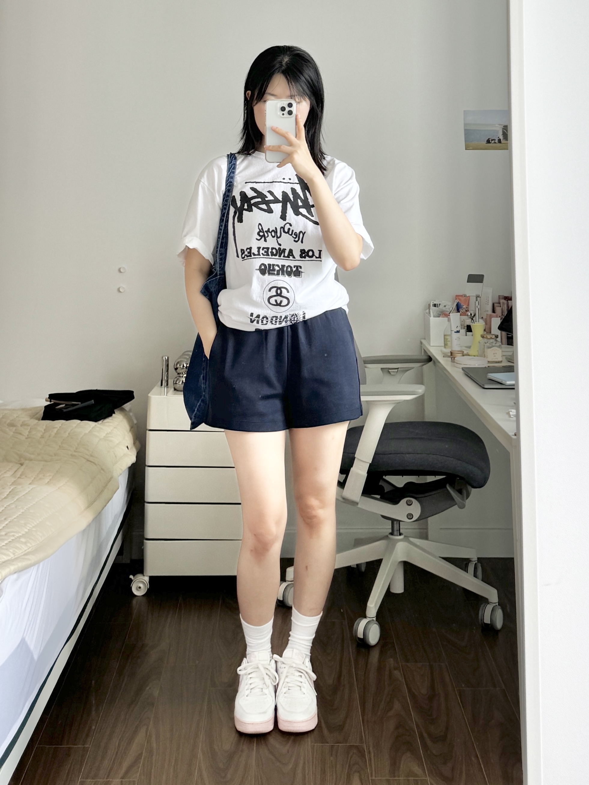 Nike Air Force 1 Low White Pink Midsole, Stussy Tour T-Shirt White 착용 스타일 - 2