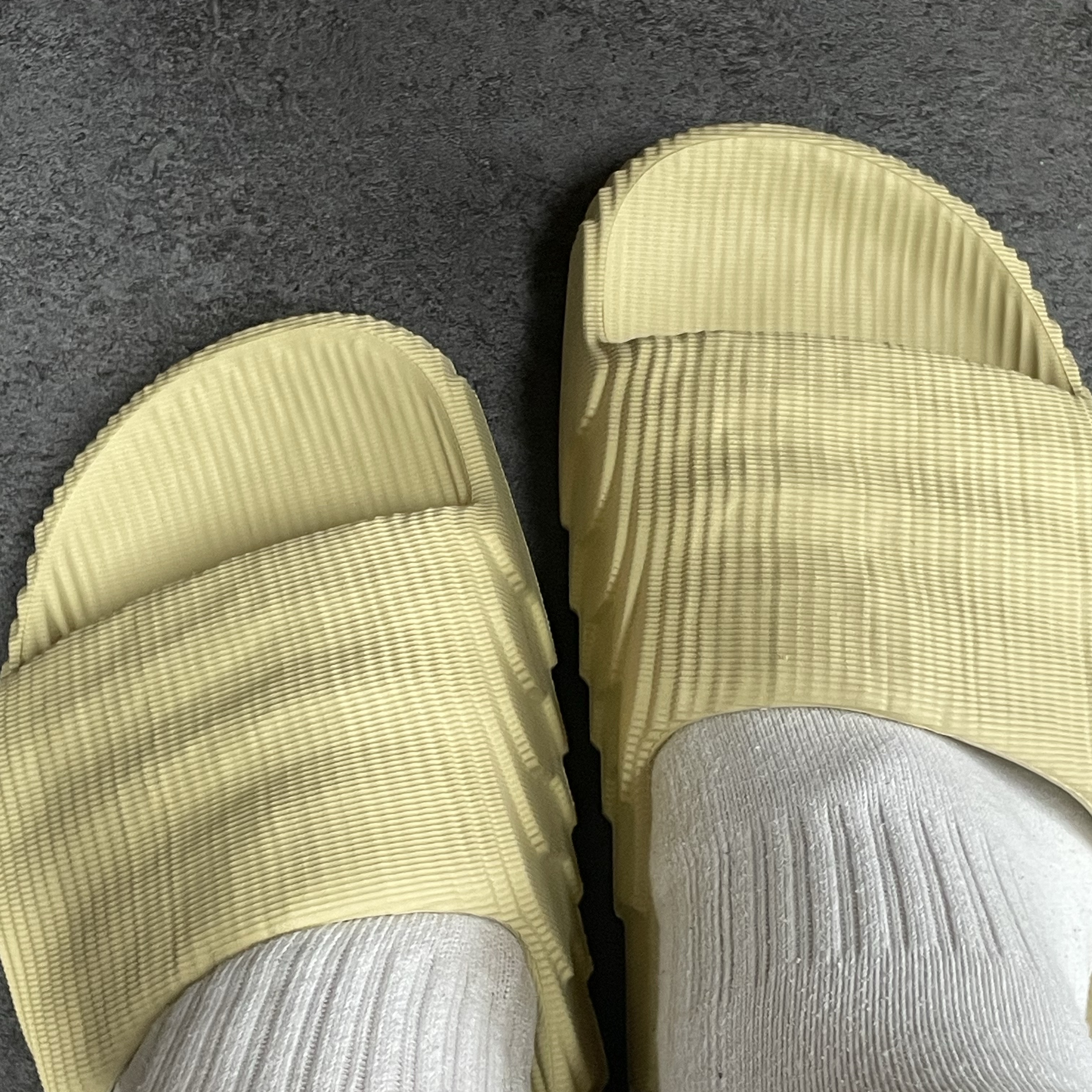 Adidas Adilette 22 Desert Sand 착용 스타일