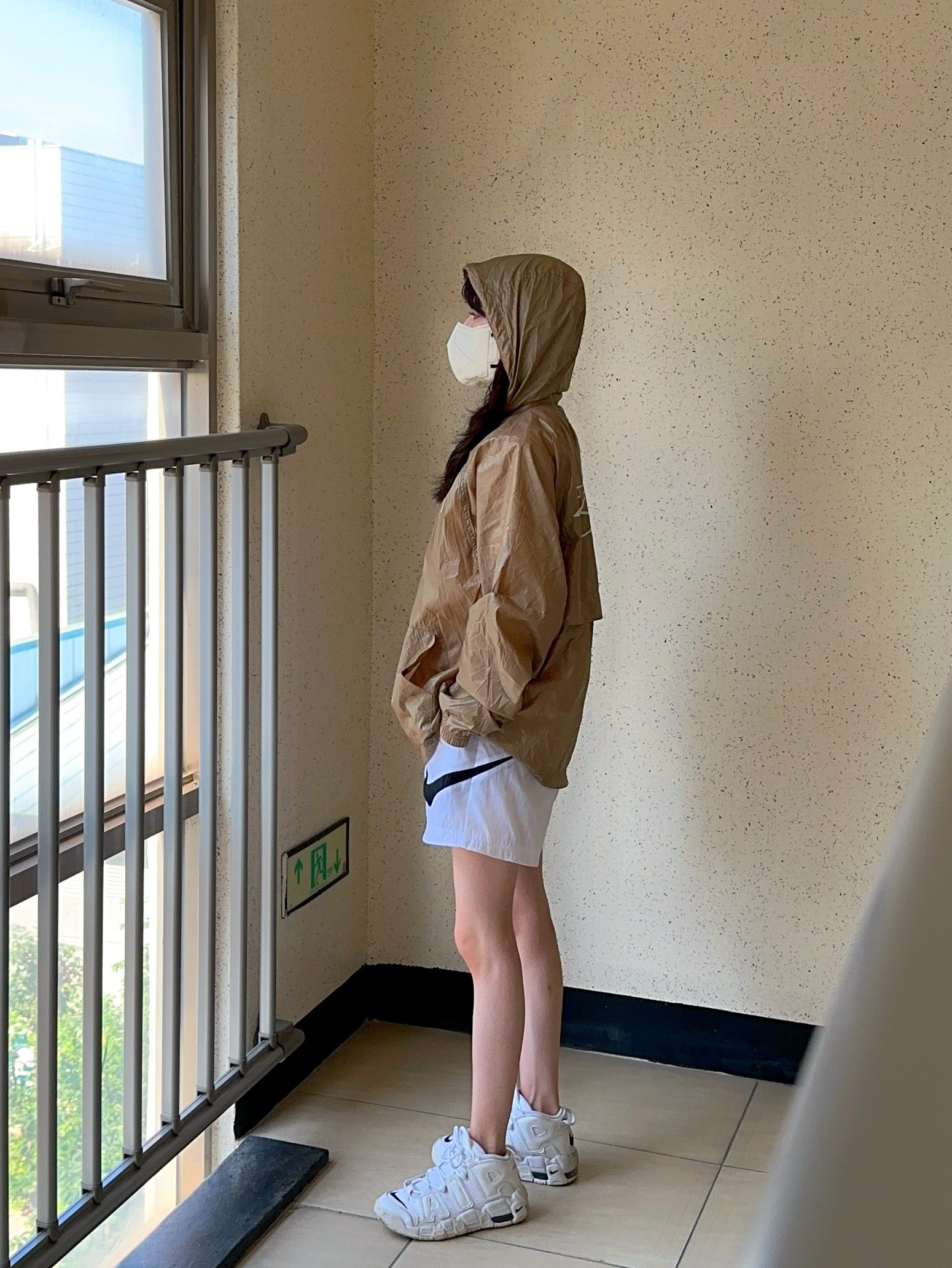 Stussy Beach Shell Wrinkled Nylon Jacket Brown, (W) Nike NSW Essential High Rise Woven Shorts White - Asia 착용 스타일 - 1