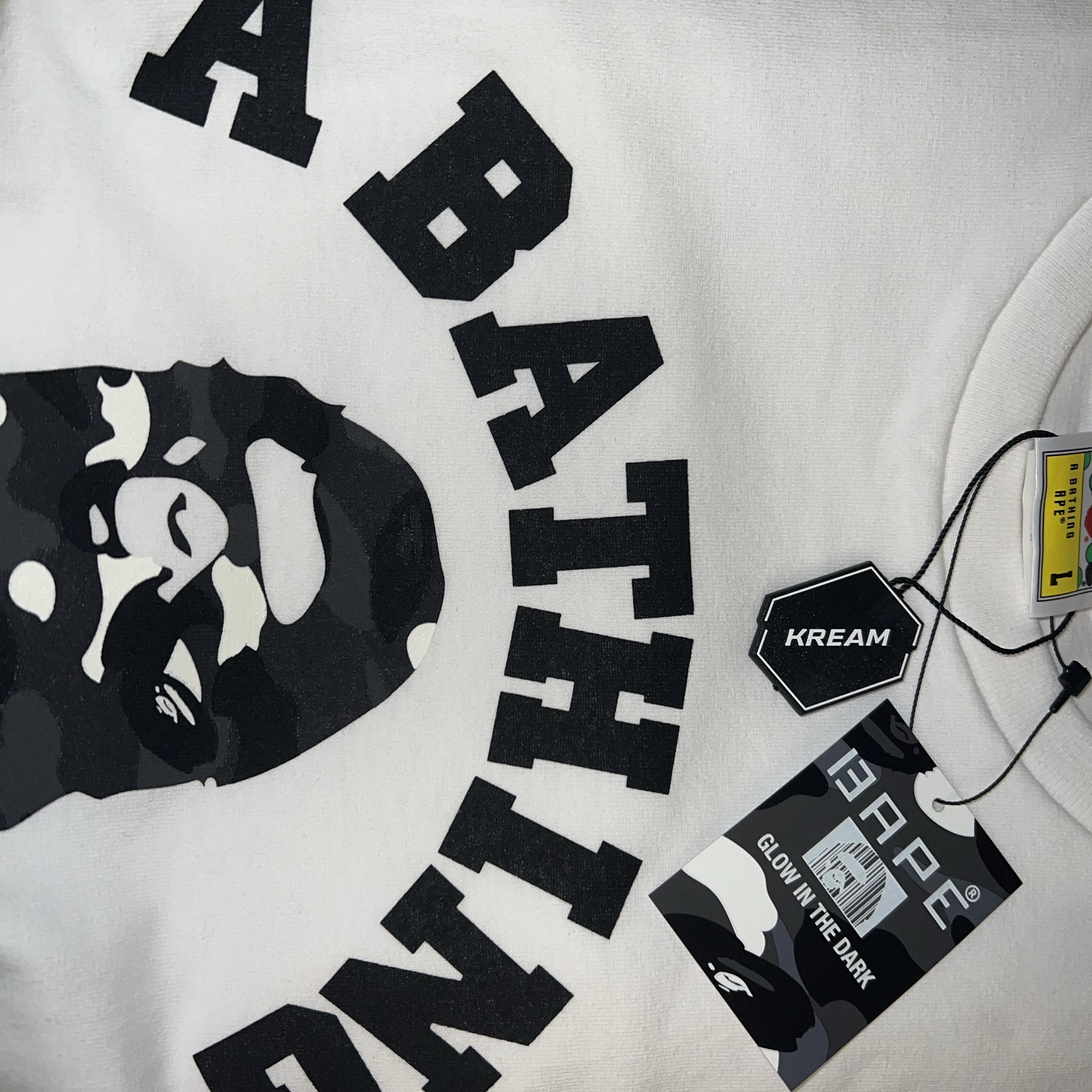 BAPE City Camo College T-Shirt White Black 착용 스타일 - 1