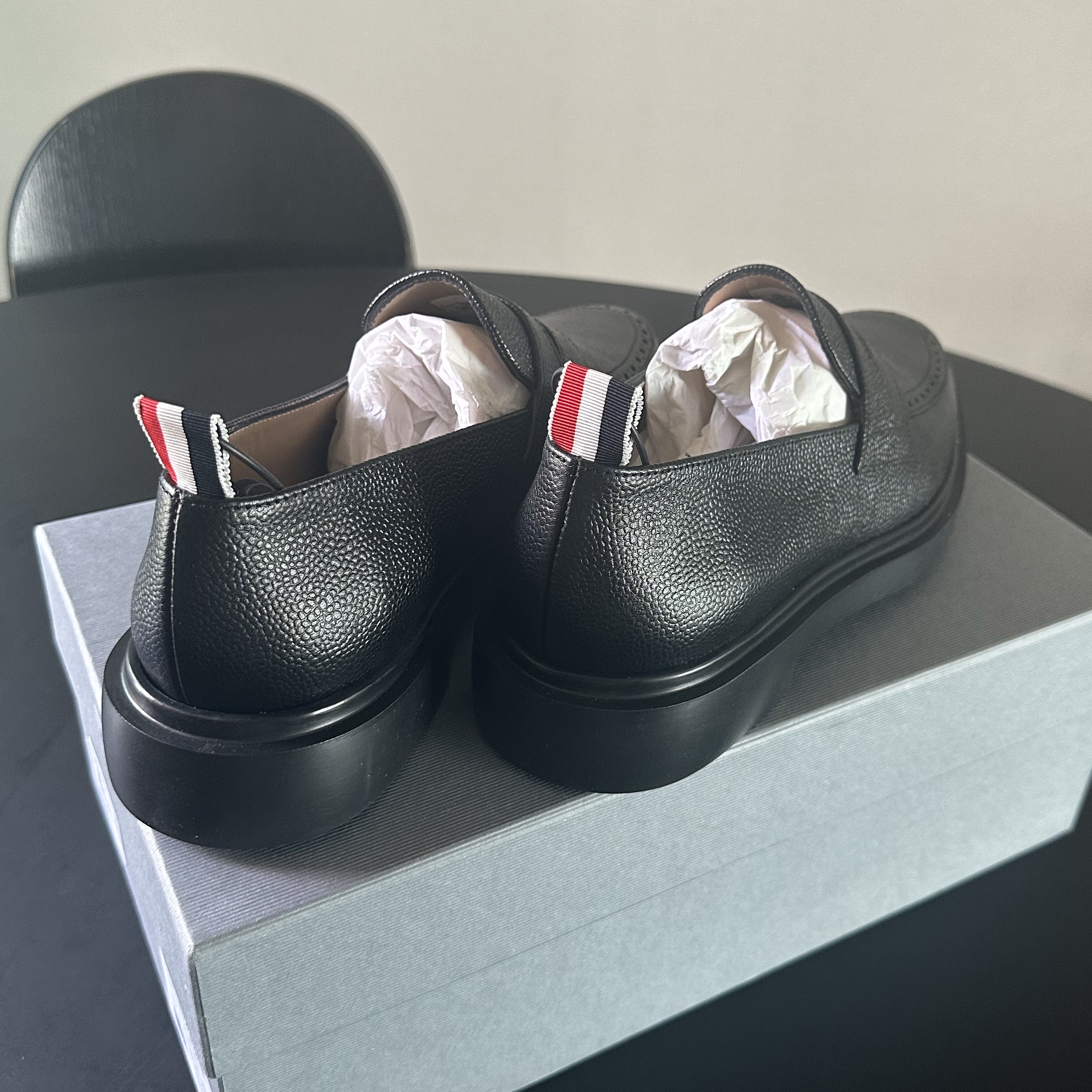 Thom Browne Pebble Grain Rubber Sole Penny Loafer Black 착용 스타일 - 3