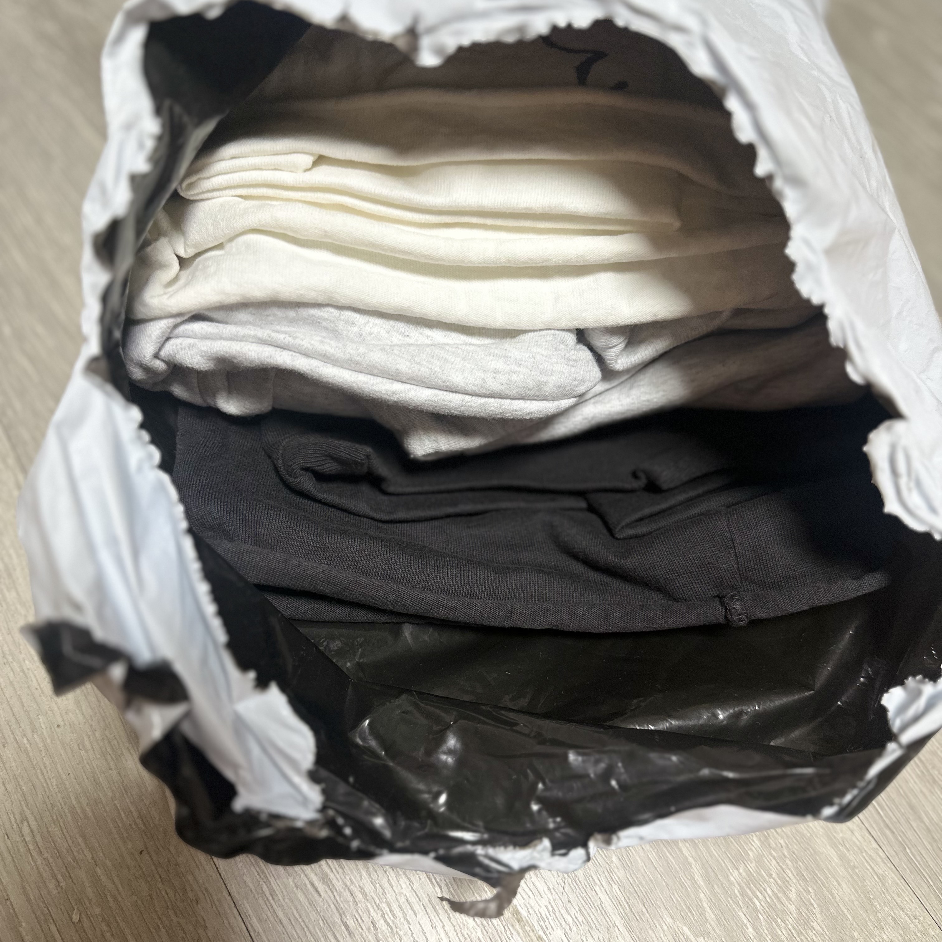 Yeezy x Gosha Rubchinskiy YZY Black Dogs T-Shirt Heather Grey, Yeezy x Gosha Rubchinskiy YZY Black Dogs Hoodie Heather Grey 착용 스타일 - 2