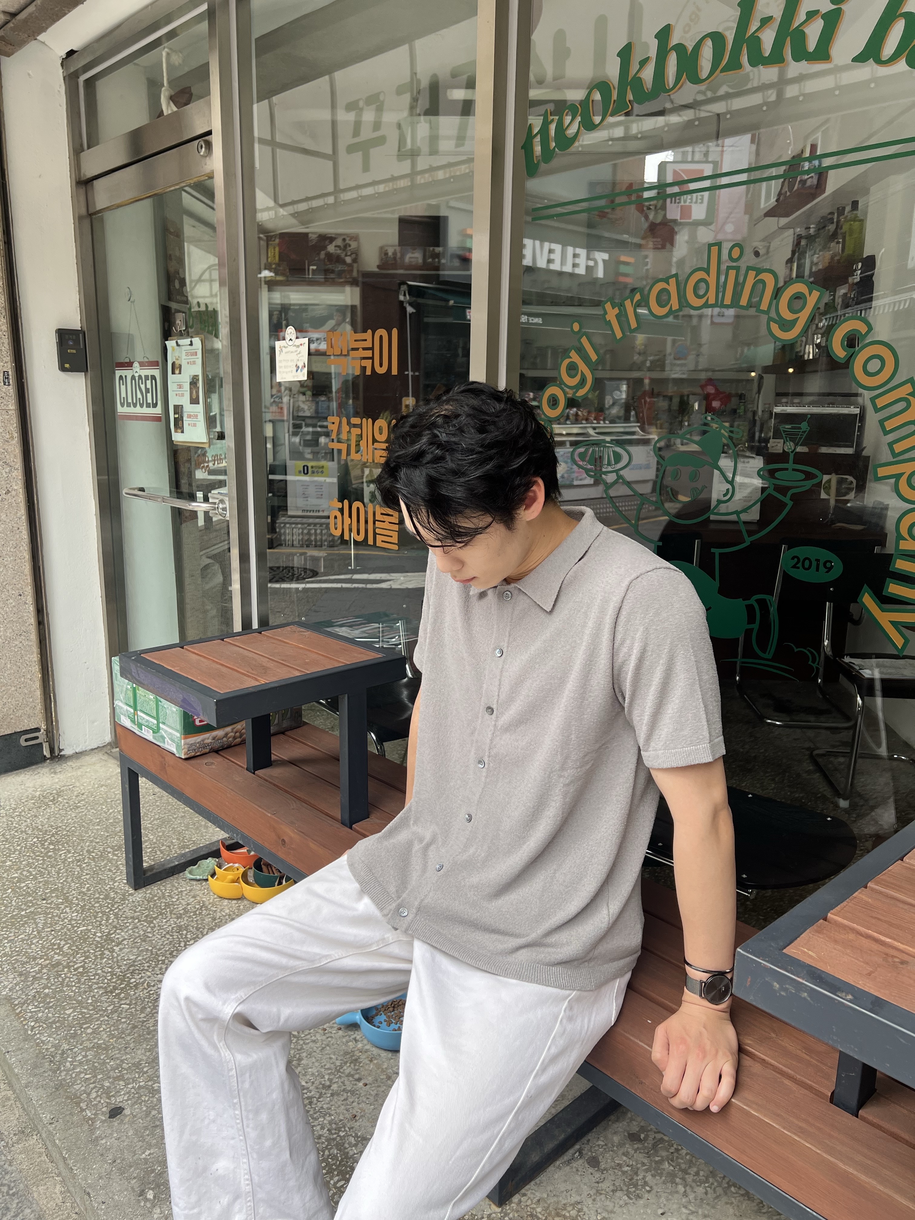 TNGT Loose-Fit Terry Boucle Cardigan Khaki Gray 착용 스타일 - 1