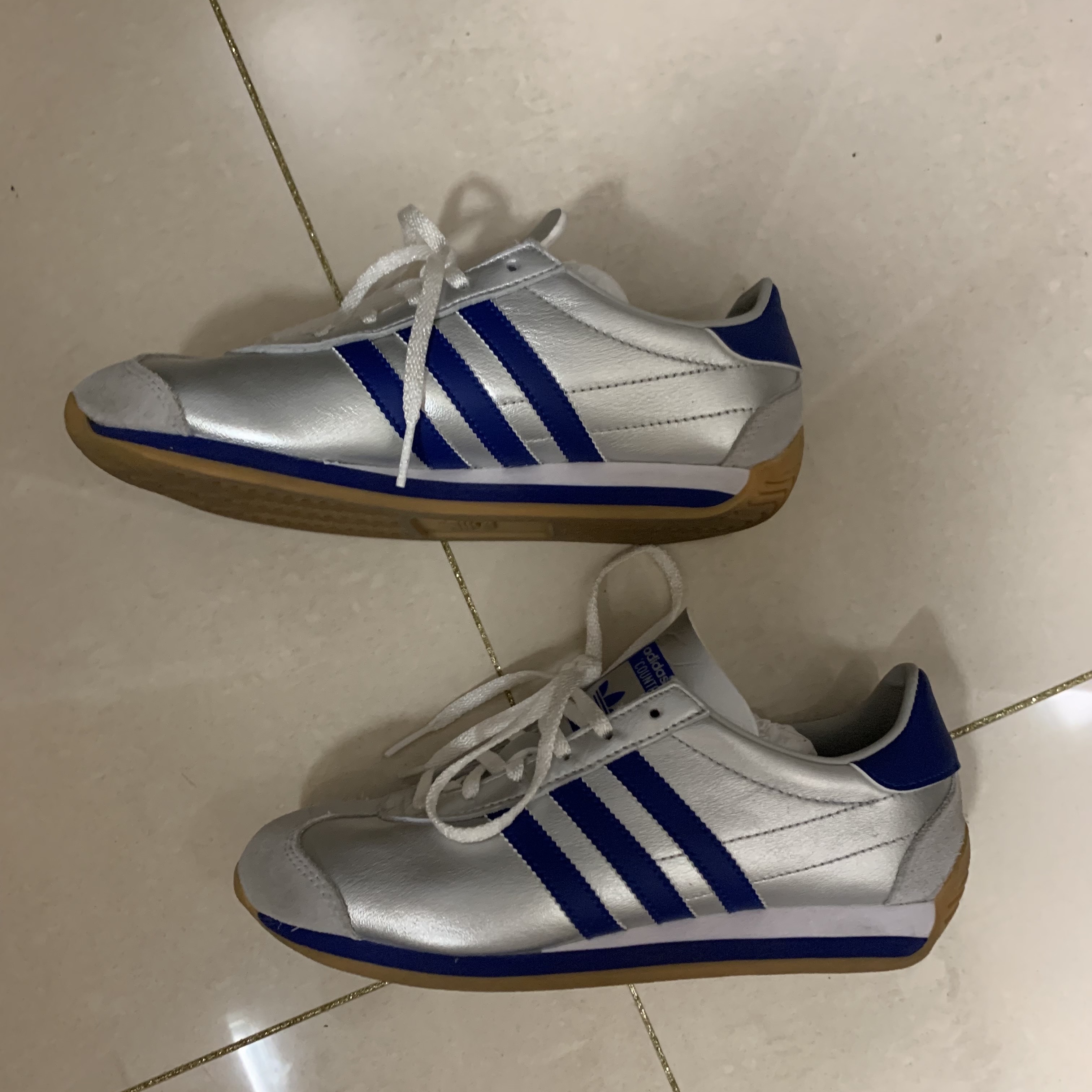 Adidas Country OG Matte Silver Bright Blue 착용 스타일