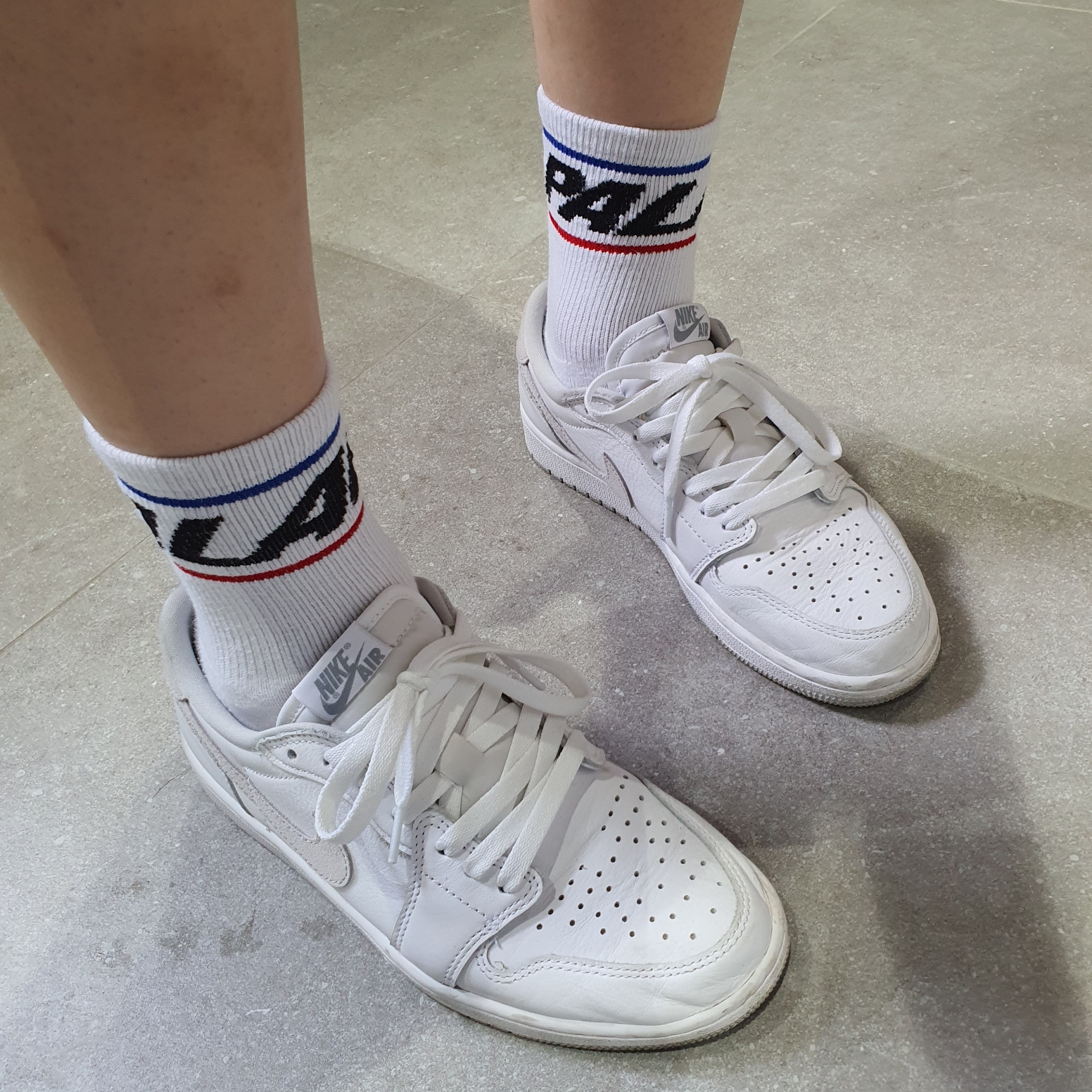 Jordan 1 Low OG Neutral Grey, Palace Basically A Sock White 착용 스타일