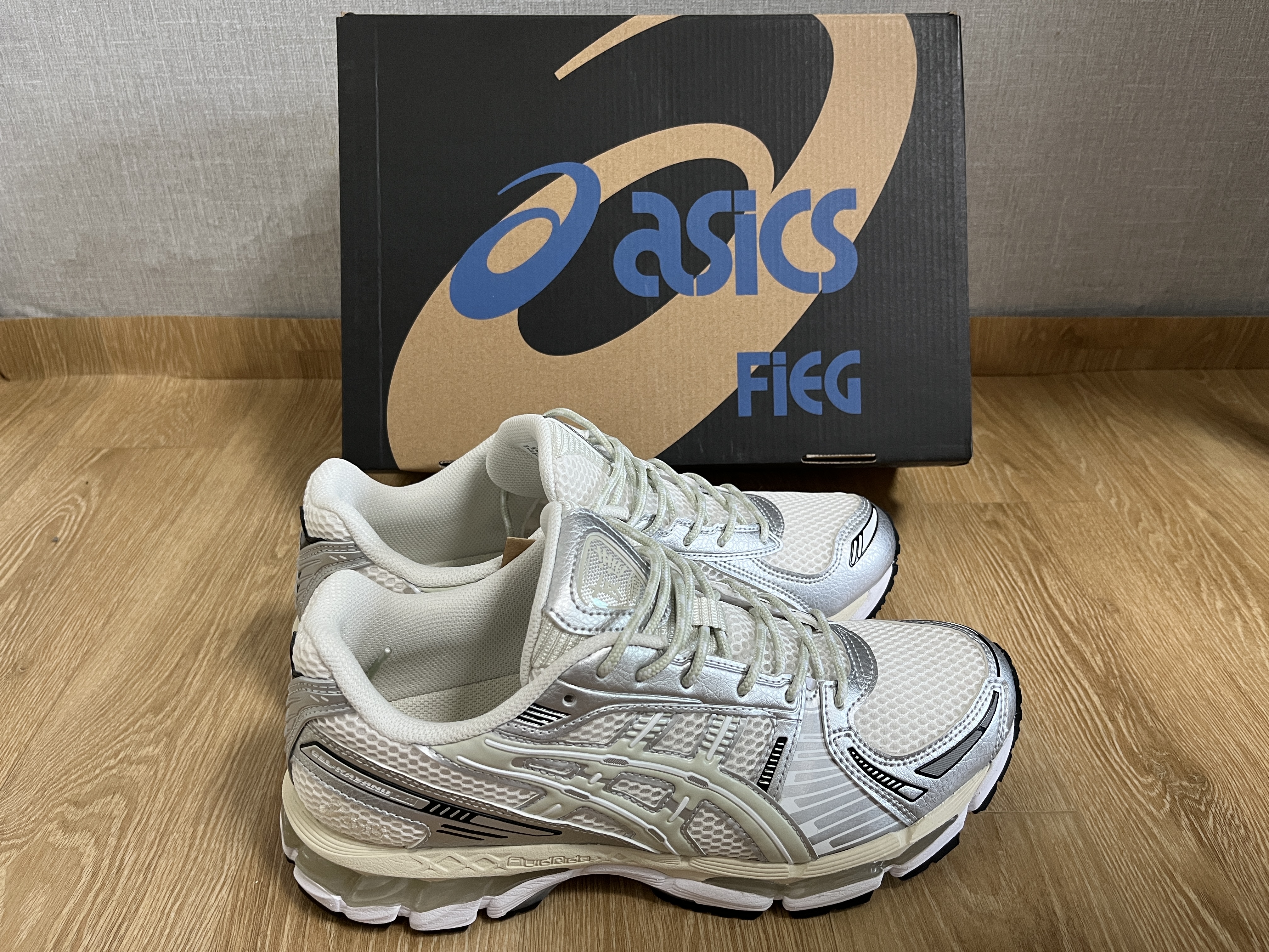 Asics x Ronnie Fieg Gel-Kayano 12.1 Cream Pure Aqua 착용 스타일