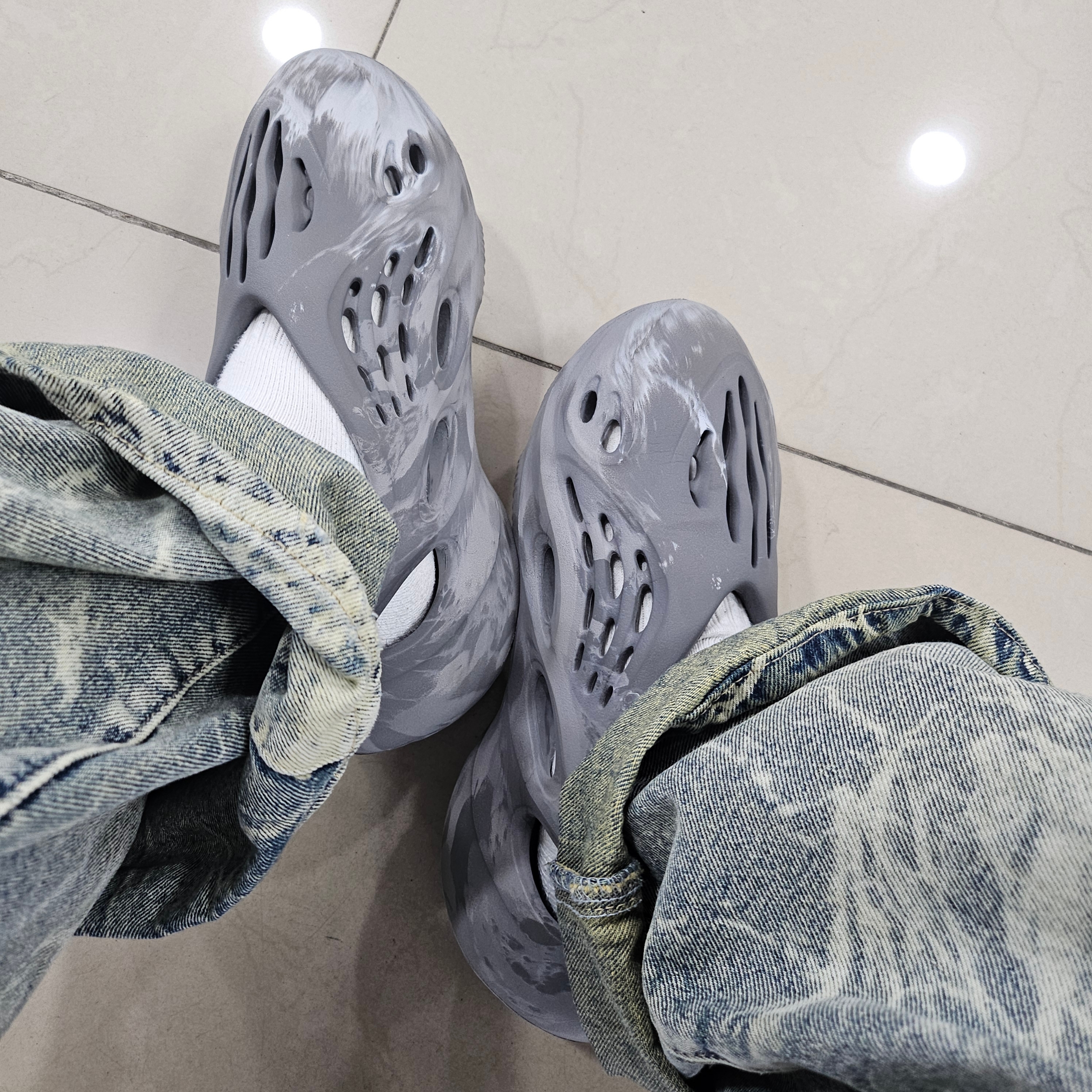 Adidas Yeezy Foam RNNR MX Granite, Yeezy Gap Engineered By Balenciaga Dove 3/4 Sleeve T-Shirt Beige 착용 스타일 - 5