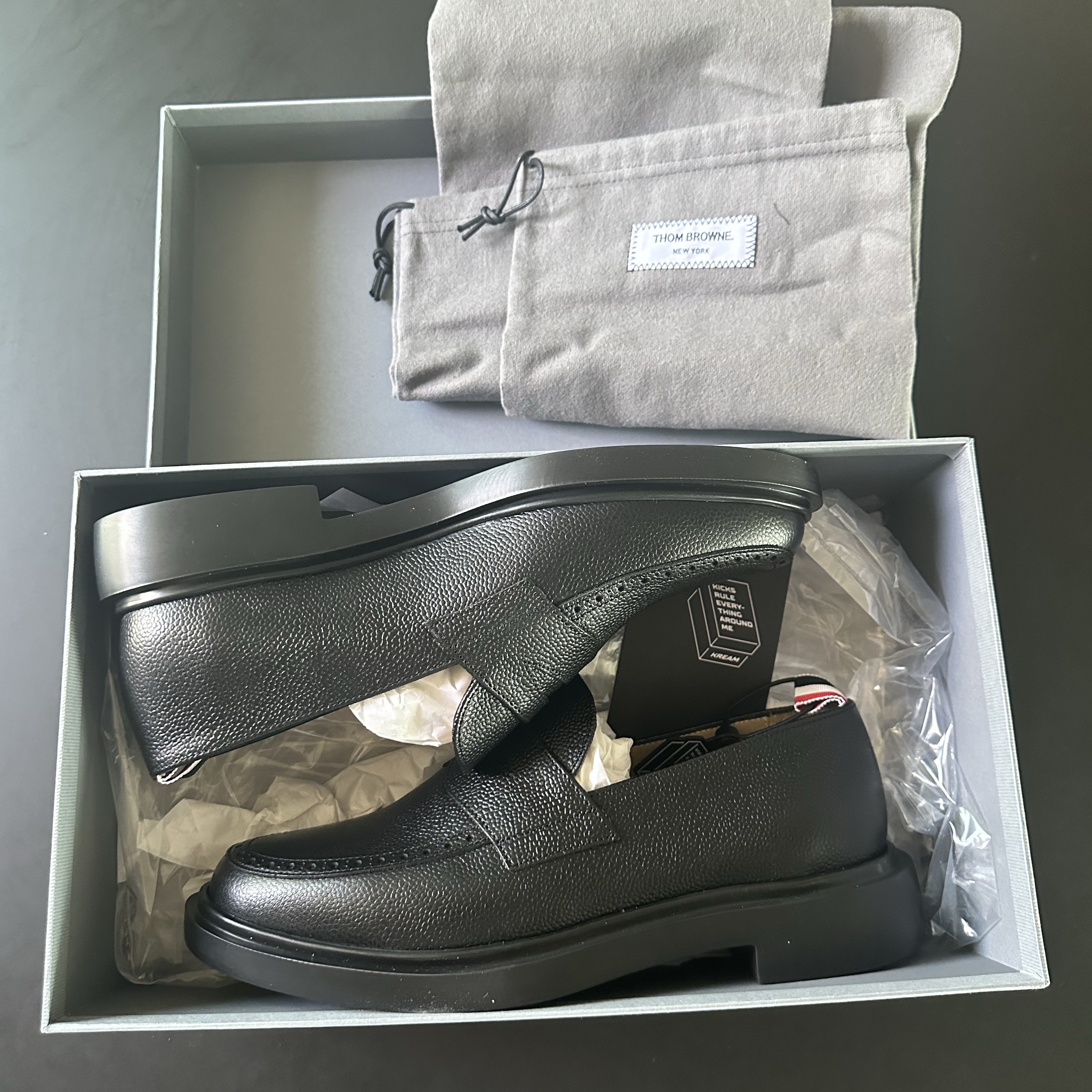 Thom Browne Pebble Grain Rubber Sole Penny Loafer Black 착용 스타일 - 1