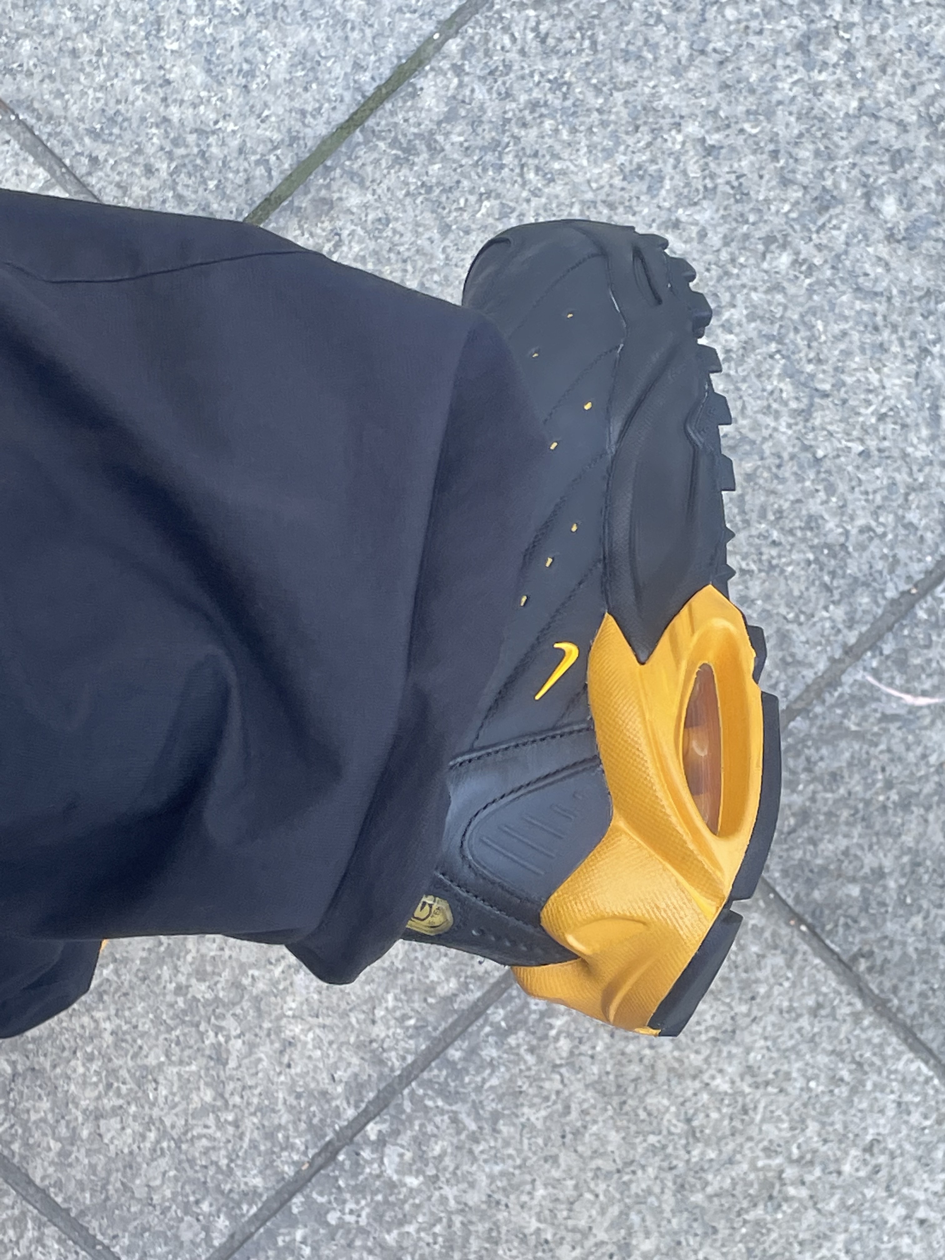 Nike x Drake Nocta Hot Step Air Terra Black and Yellow 착용 스타일 - 1