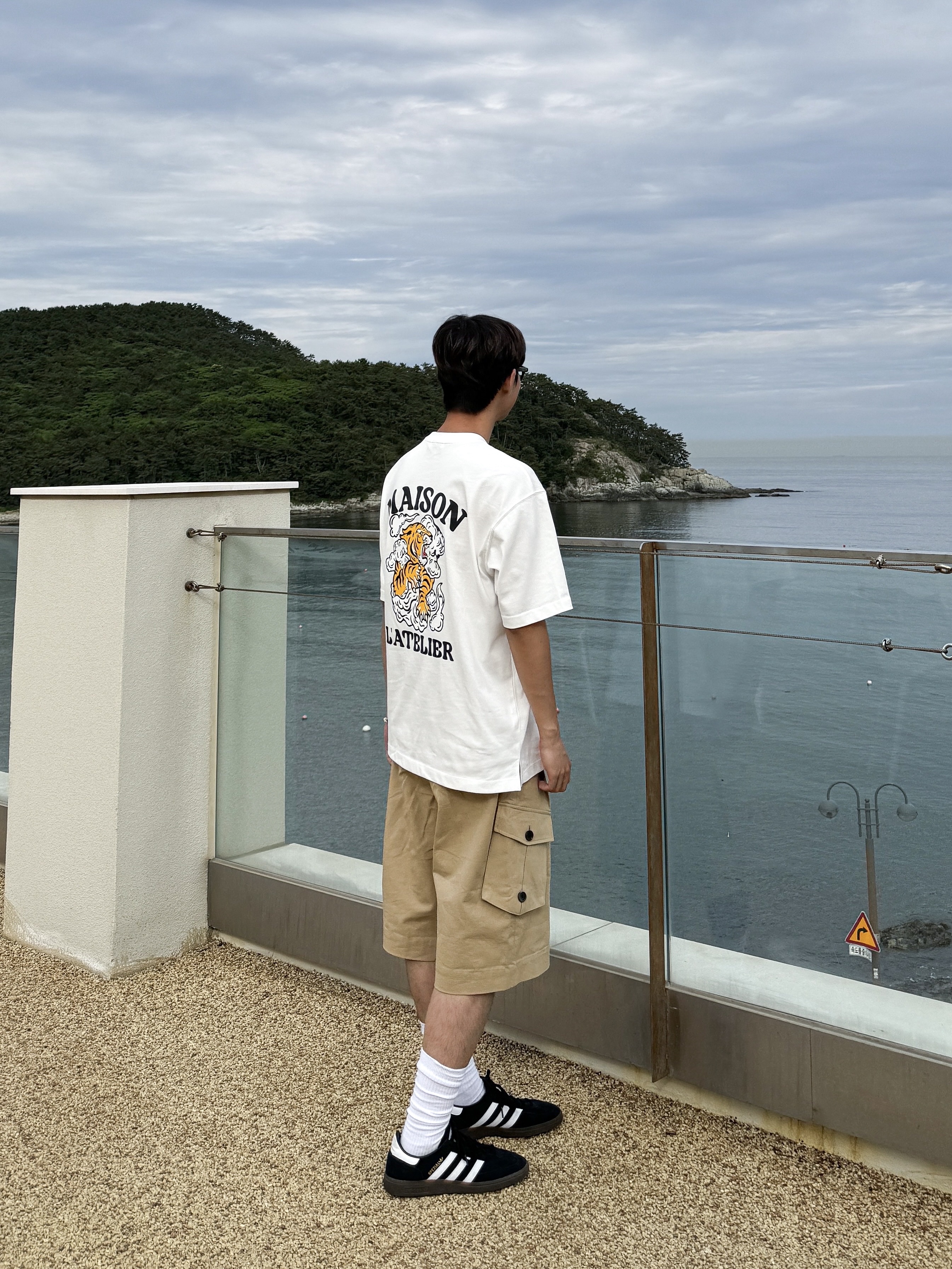 TNGT Semi-Over Fit Tiger Graphics Half T-Shirts Cream 착용 스타일 - 2