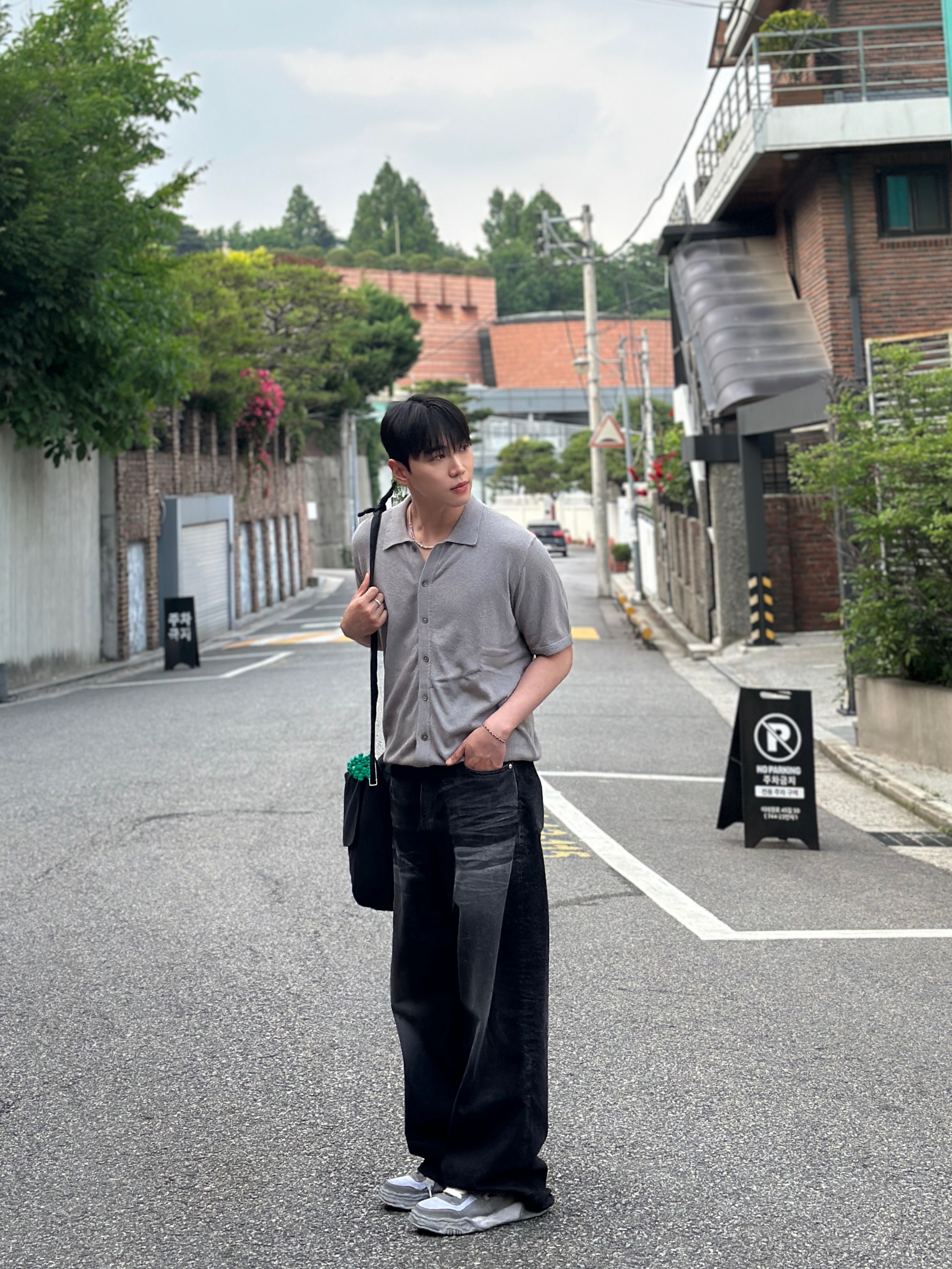 TNGT Loose-Fit Terry Boucle Cardigan Khaki Gray 착용 스타일 - 4