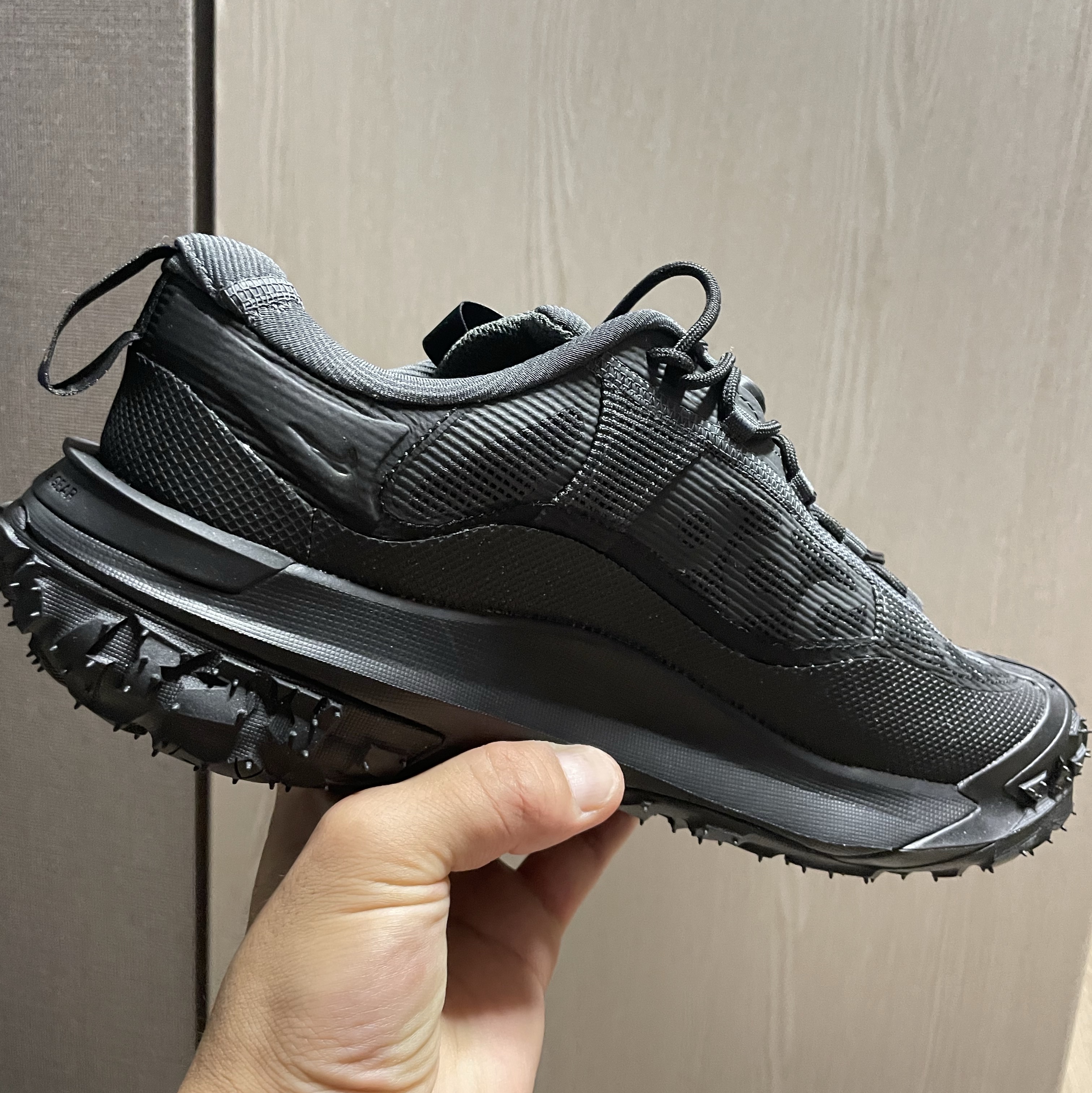 Nike ACG Mountain Fly 2 Low Gore-Tex Black and Dark Smoke Grey 착용 스타일 - 5