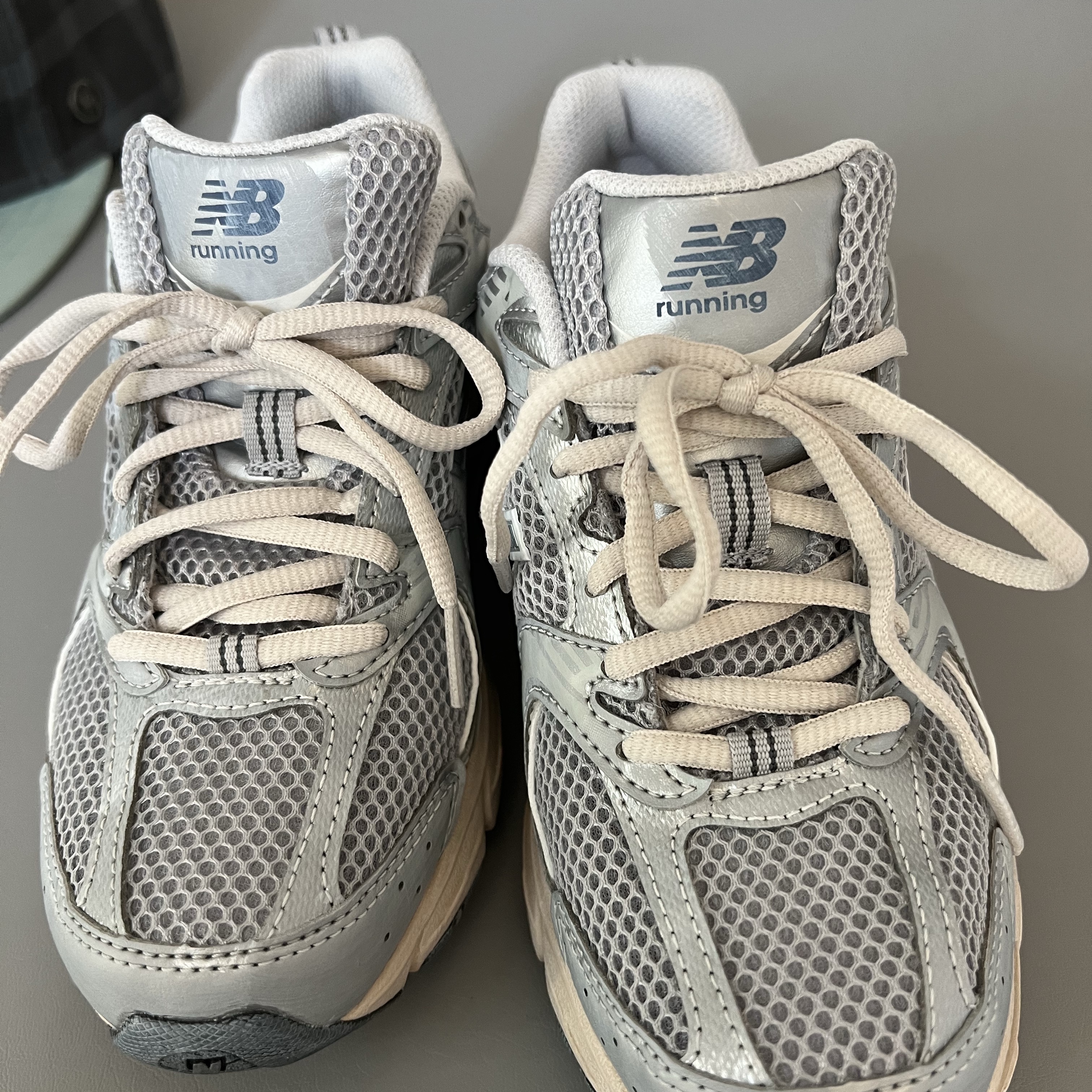 New Balance 530 Vintage Metallic Silver 착용 스타일 - 2