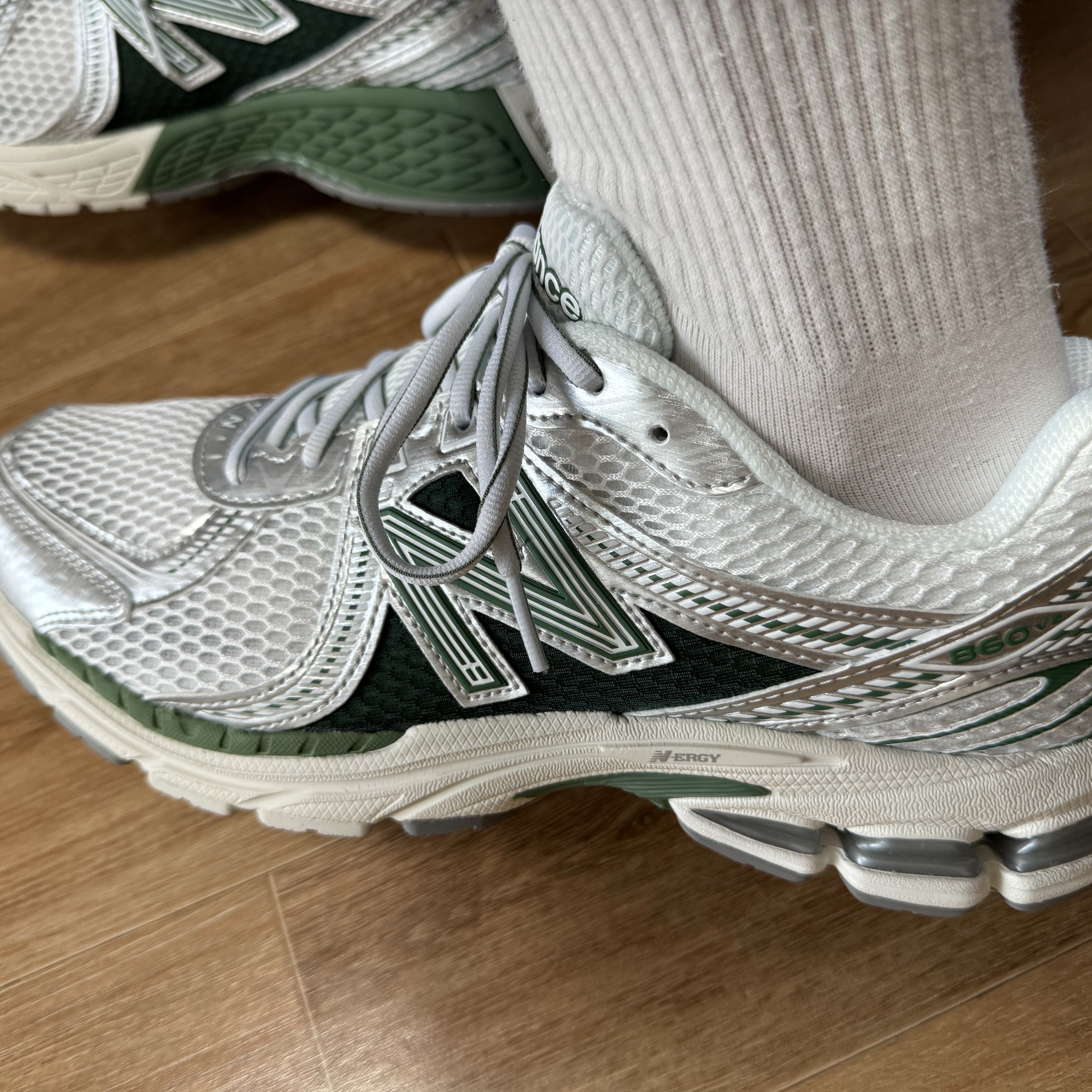 New Balance 860v2 Mallard Green Silver 착용 스타일 - 1