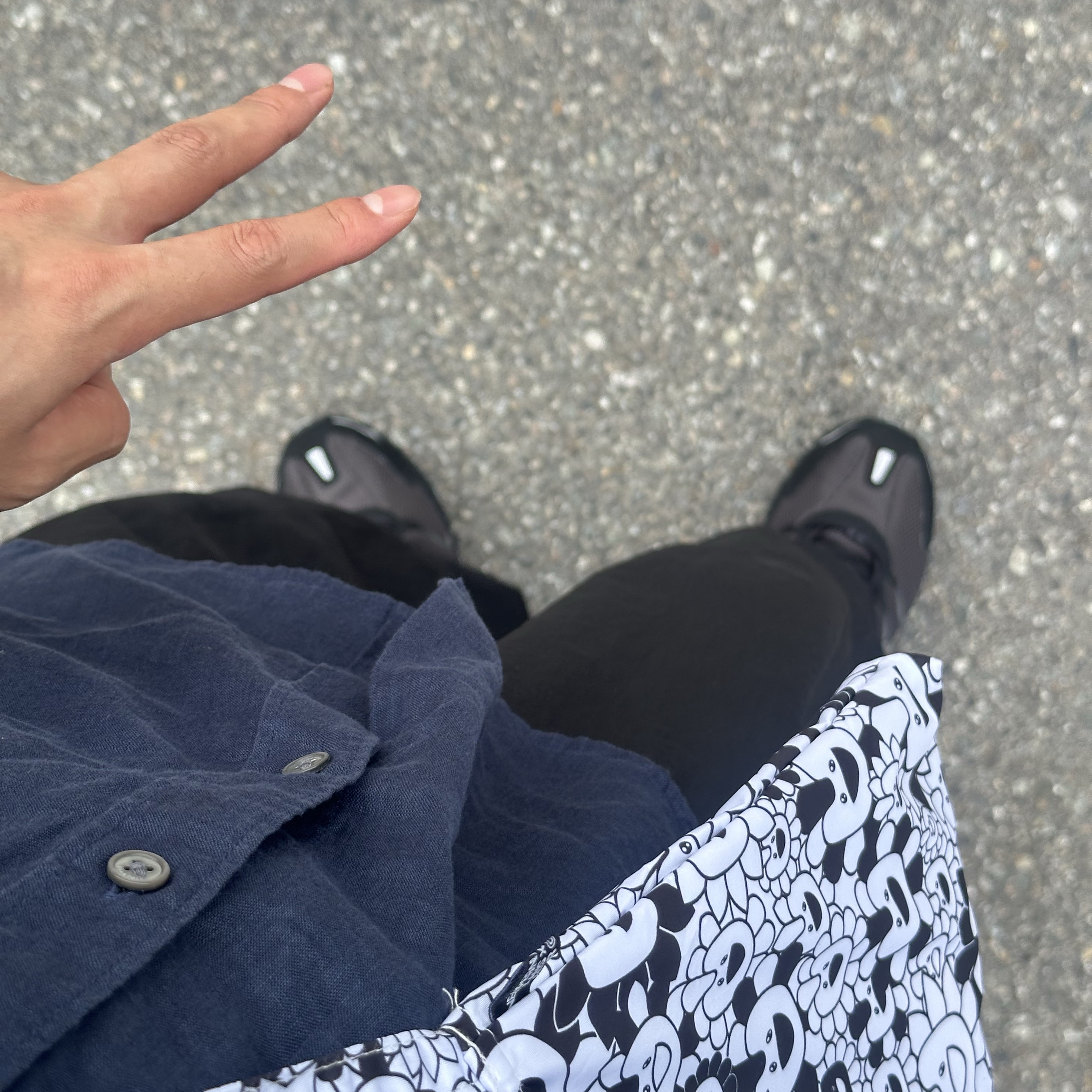 Nike Air Max Torch 4 Anthracite Metallic Silver, NewJeans Supernatural NJ x Murakami Cross Bag Black (Danielle Ver.) 착용 스타일 - 2