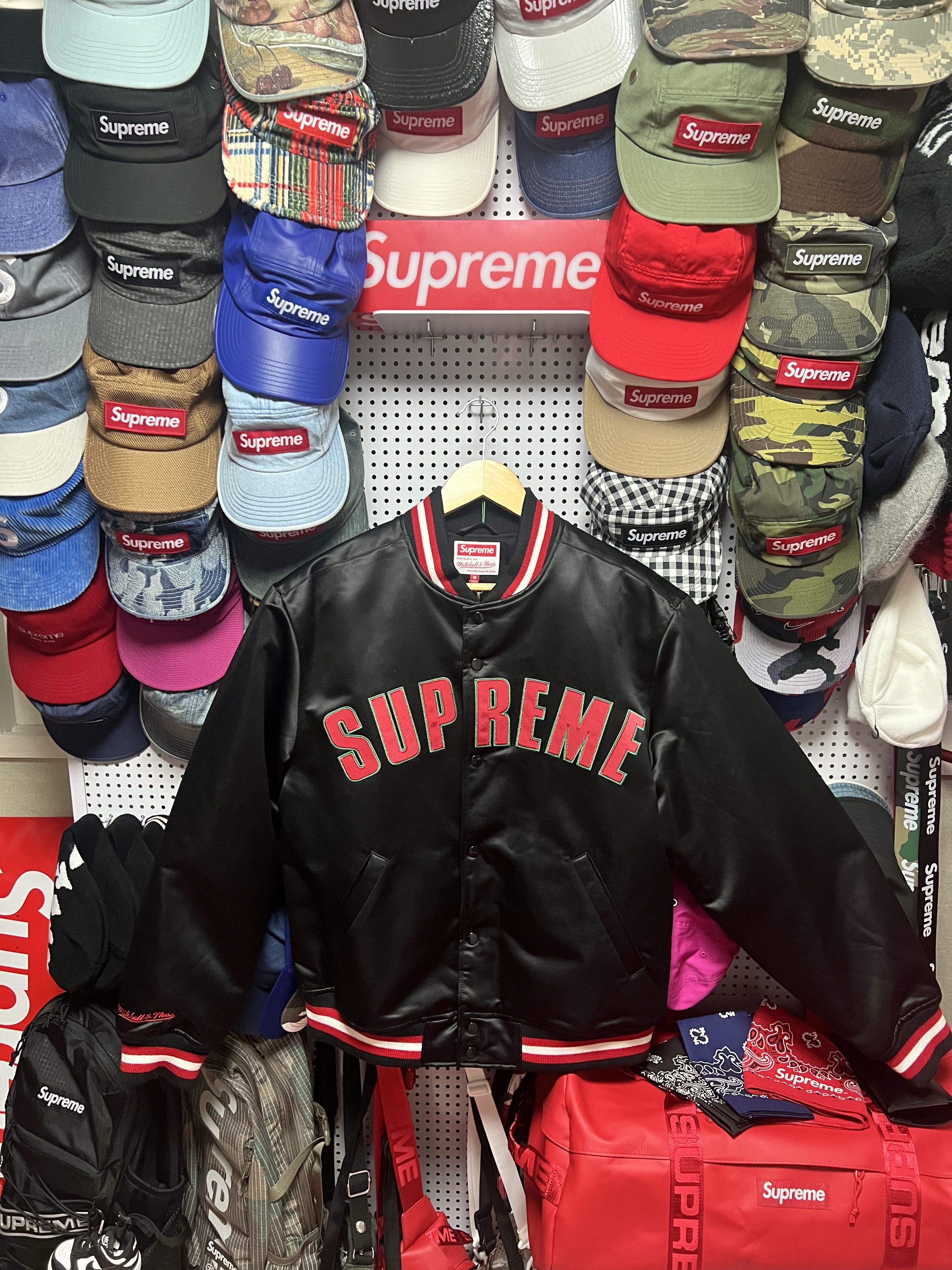 Supreme Mitchell & Ness Satin Varsity Jacket Black - 21SS 착용 스타일 - 1