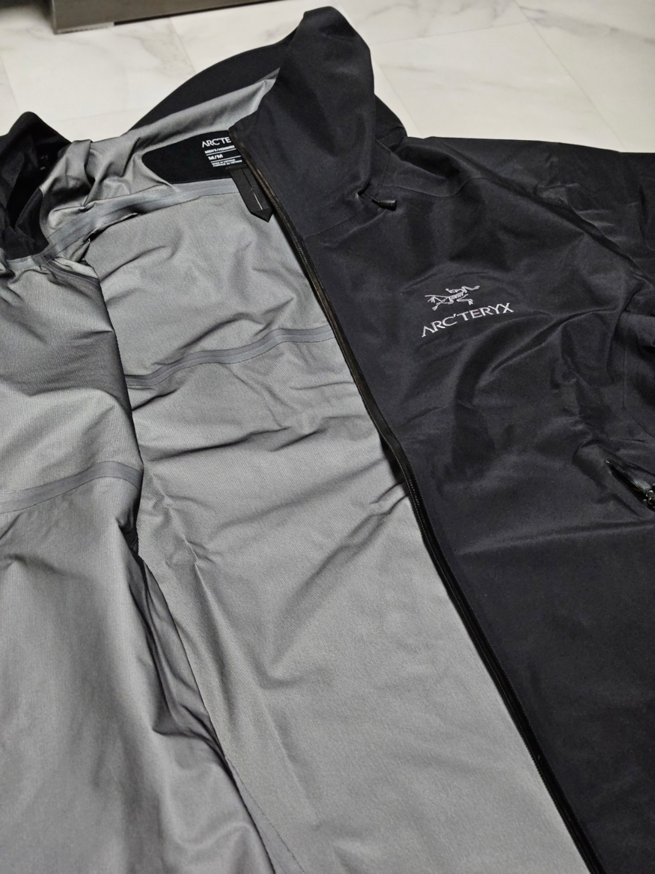 Arc'teryx Beta LT Jacket Black 착용 스타일 - 5