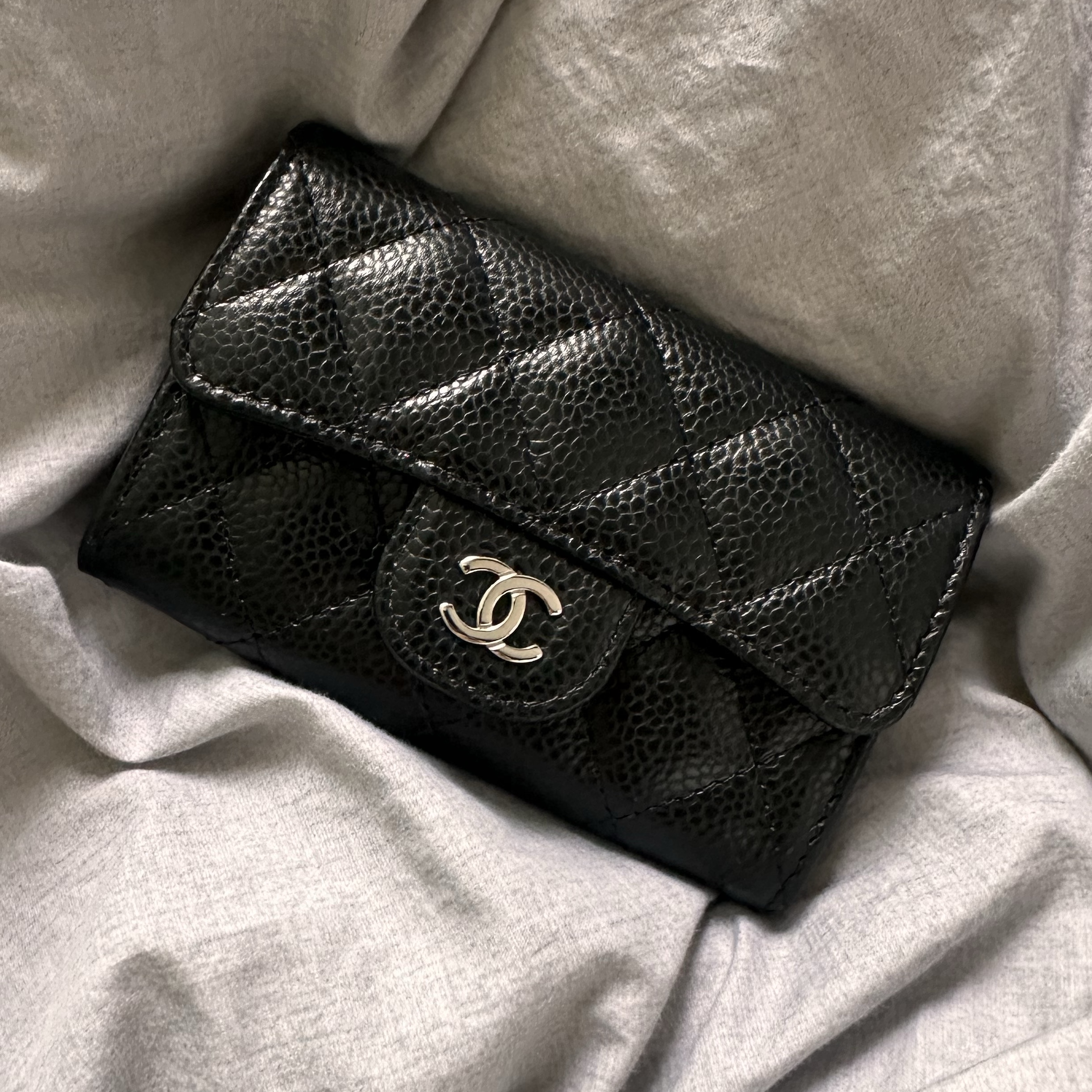 Chanel Classic Card Holder Grained Calfskin & Silver Black 착용 스타일