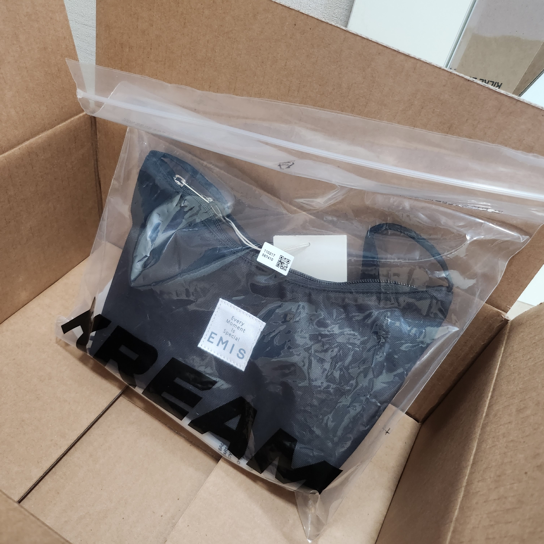 Emis Emis Hobo Bag Black 착용 스타일 - 1