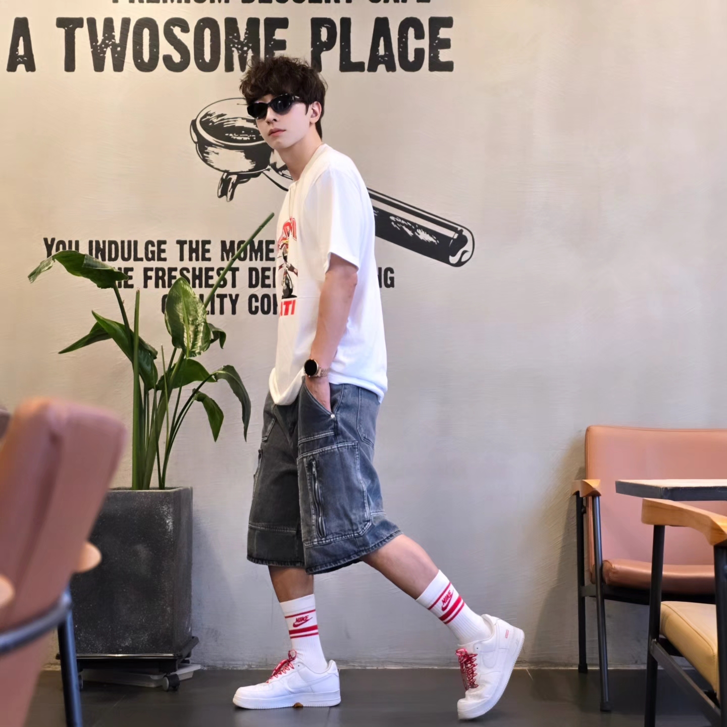 Supreme x Ducati Bike T-Shirt White - 24SS, Nike x Supreme Air Force 1 Low White 착용 스타일 - 1