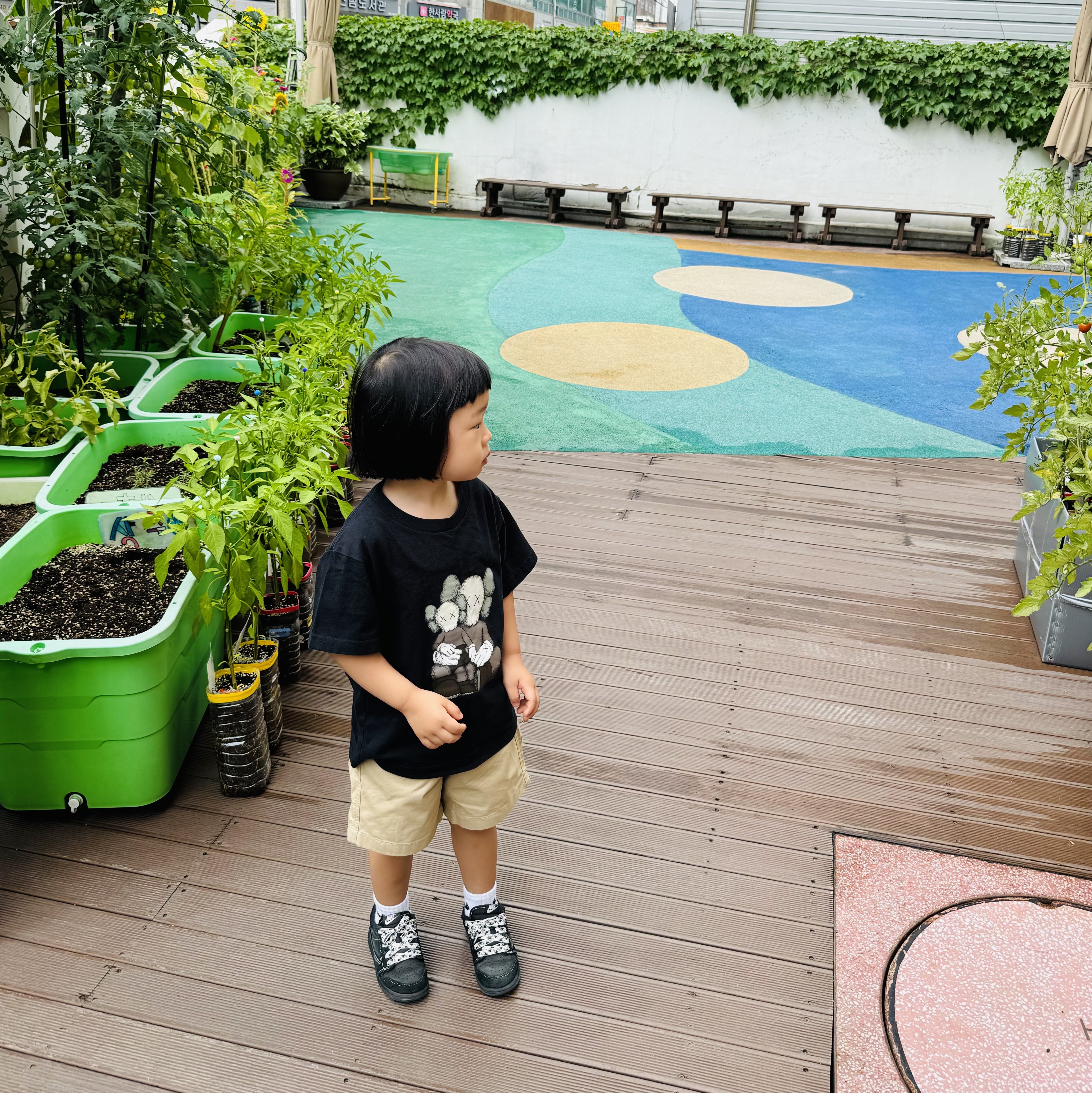 (Kids) Uniqlo UT x Kaws Short Sleeve Graphic T-Shirt Black, (TD) Jordan 1 x Travis Scott Retro Low OG SP Black Phantom 착용 스타일 - 2