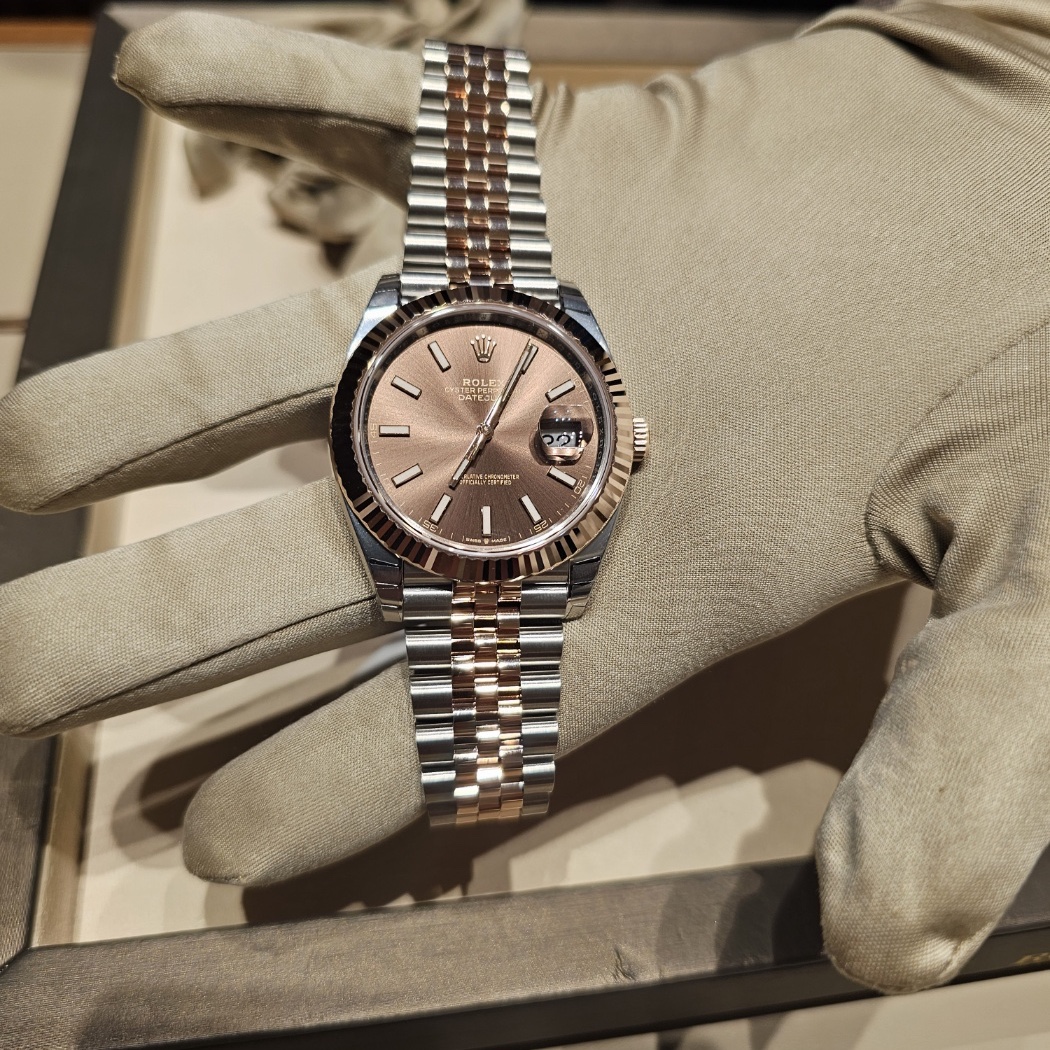Rolex Datejust 41mm 126331 Chocolate Jubilee 착용 스타일 - 3