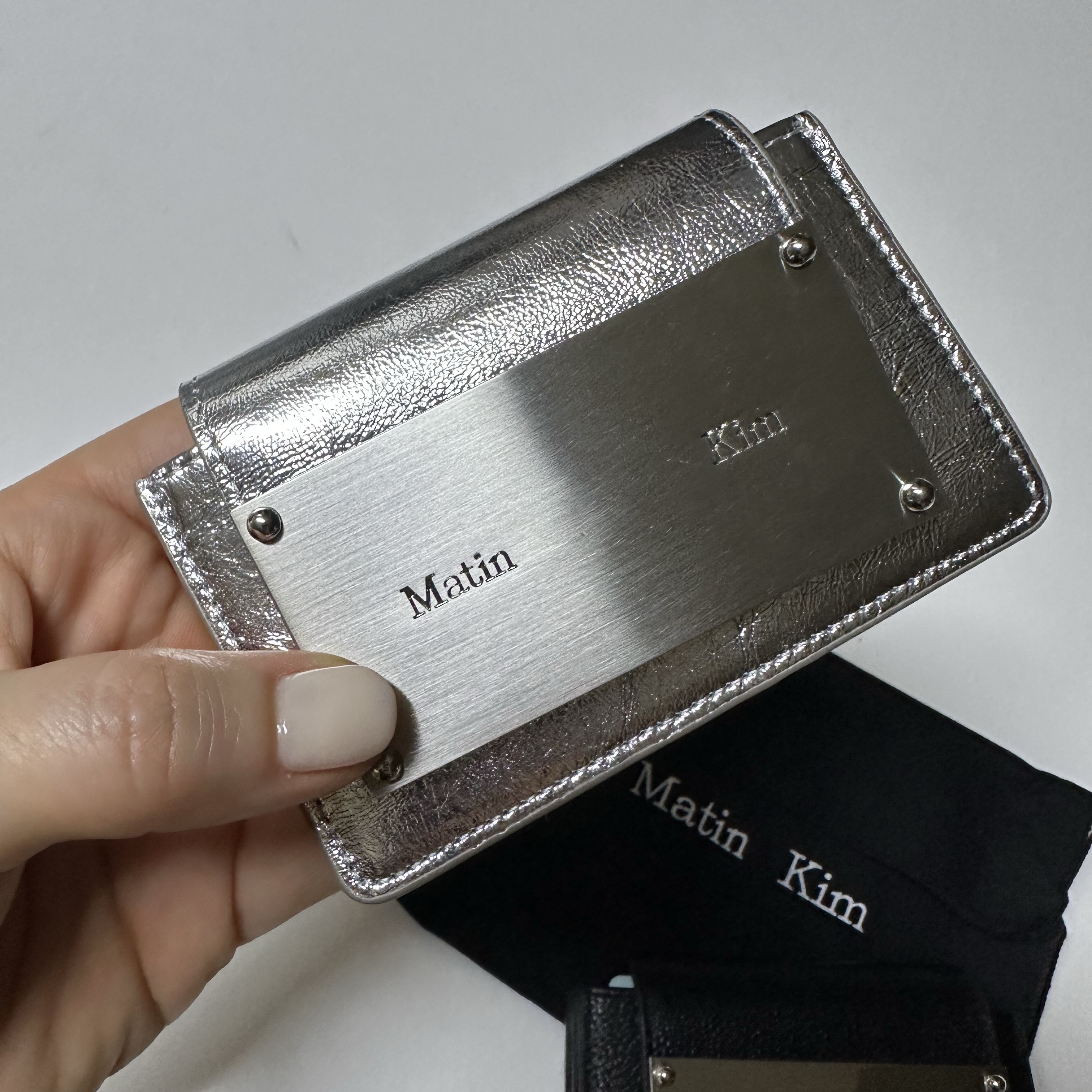 Matin Kim Accordion Wallet Silver 착용 스타일 - 2