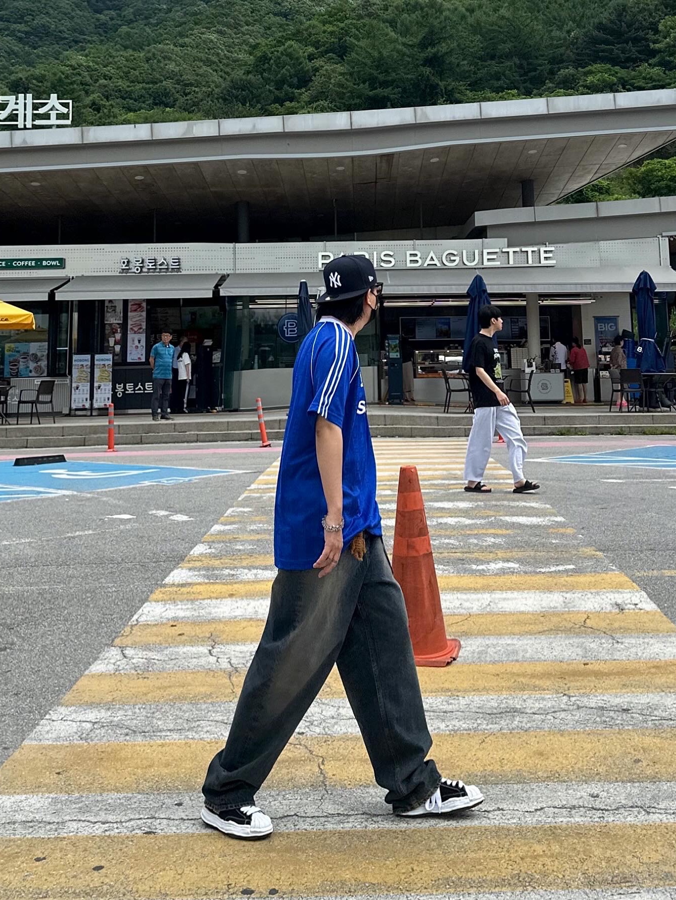 Undermycar Mu.26 Anti Fxxking Logo Play Brush Washed Wide Jeans Oil Blue, Maison Mihara Yasuhiro Blakey OG Sole Canvas Low-top Sneakers Black White 착용 스타일 - 2