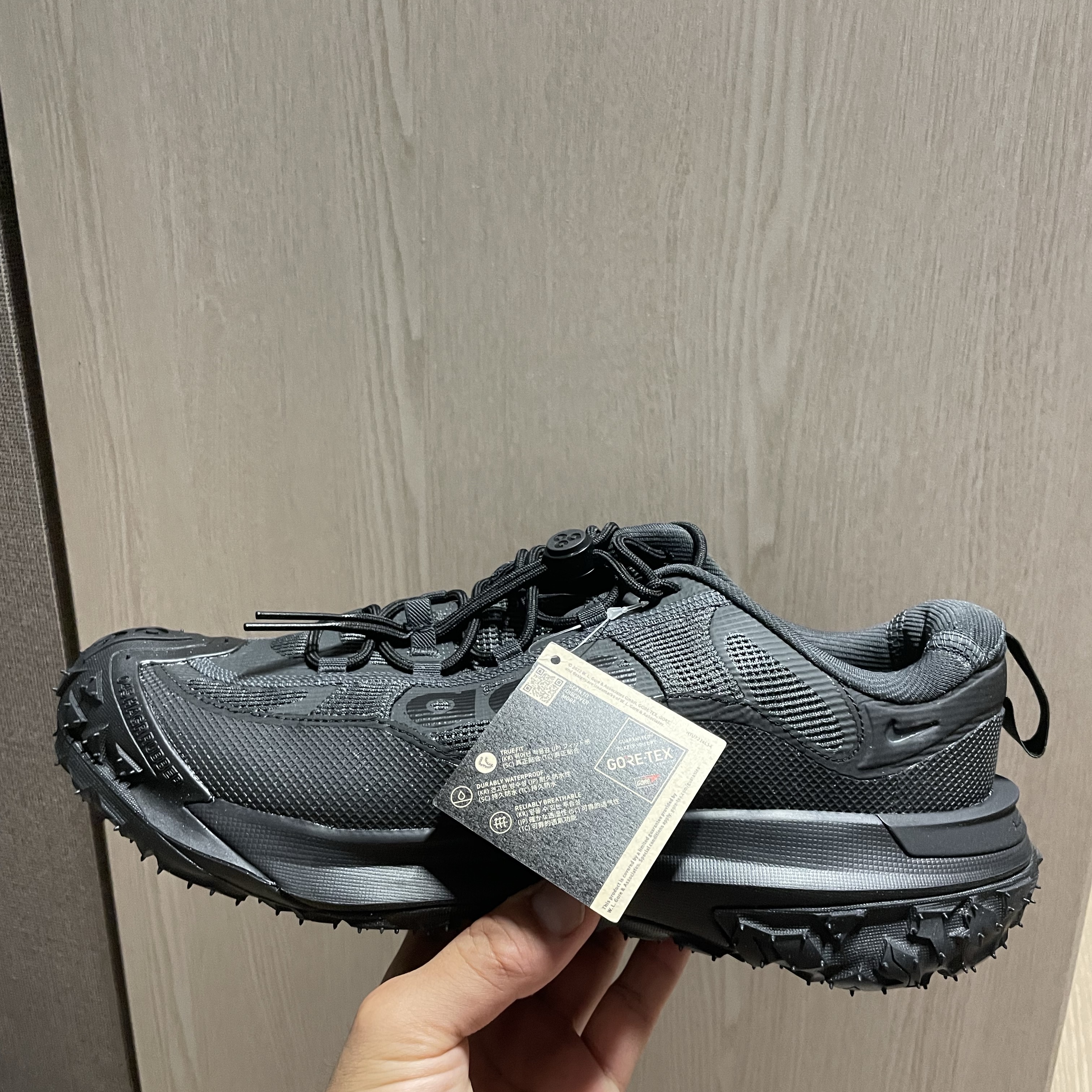 Nike ACG Mountain Fly 2 Low Gore-Tex Black and Dark Smoke Grey 착용 스타일 - 3