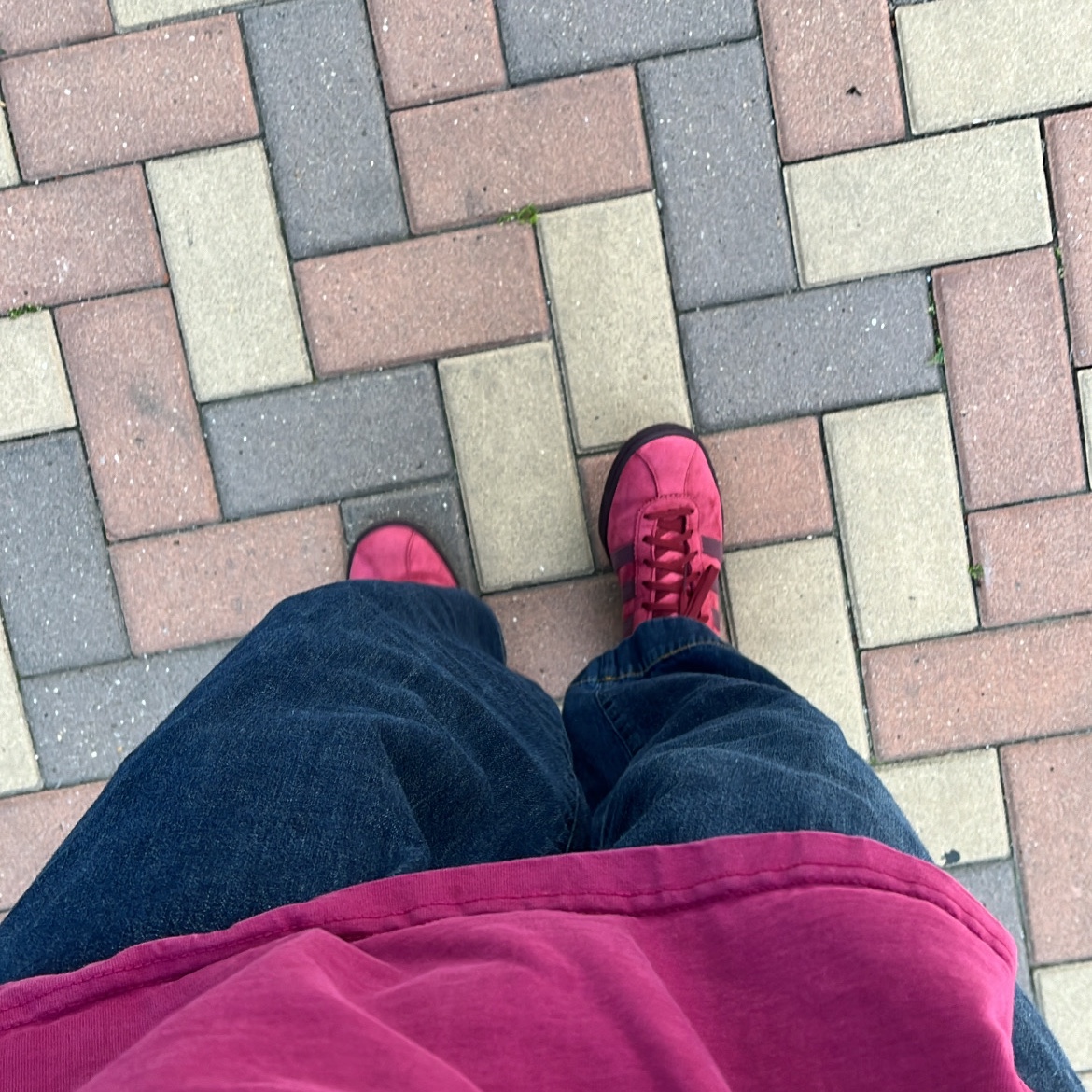 Adidas Tobacco Gruen Collegiate Burgundy 착용 스타일