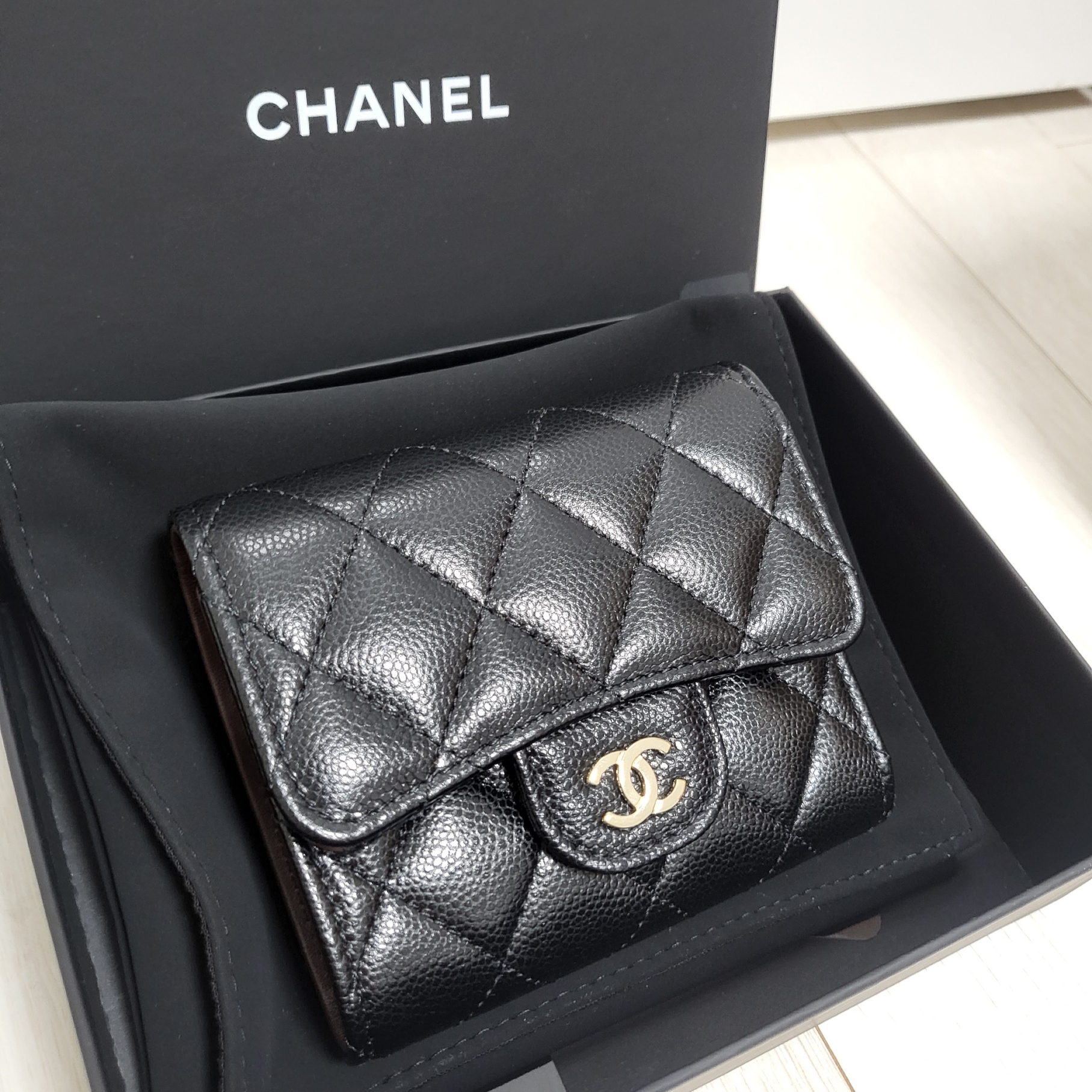 Chanel Classic Small Flap Wallet Grained Shiny Calfskin & Gold Black 착용 스타일 - 1