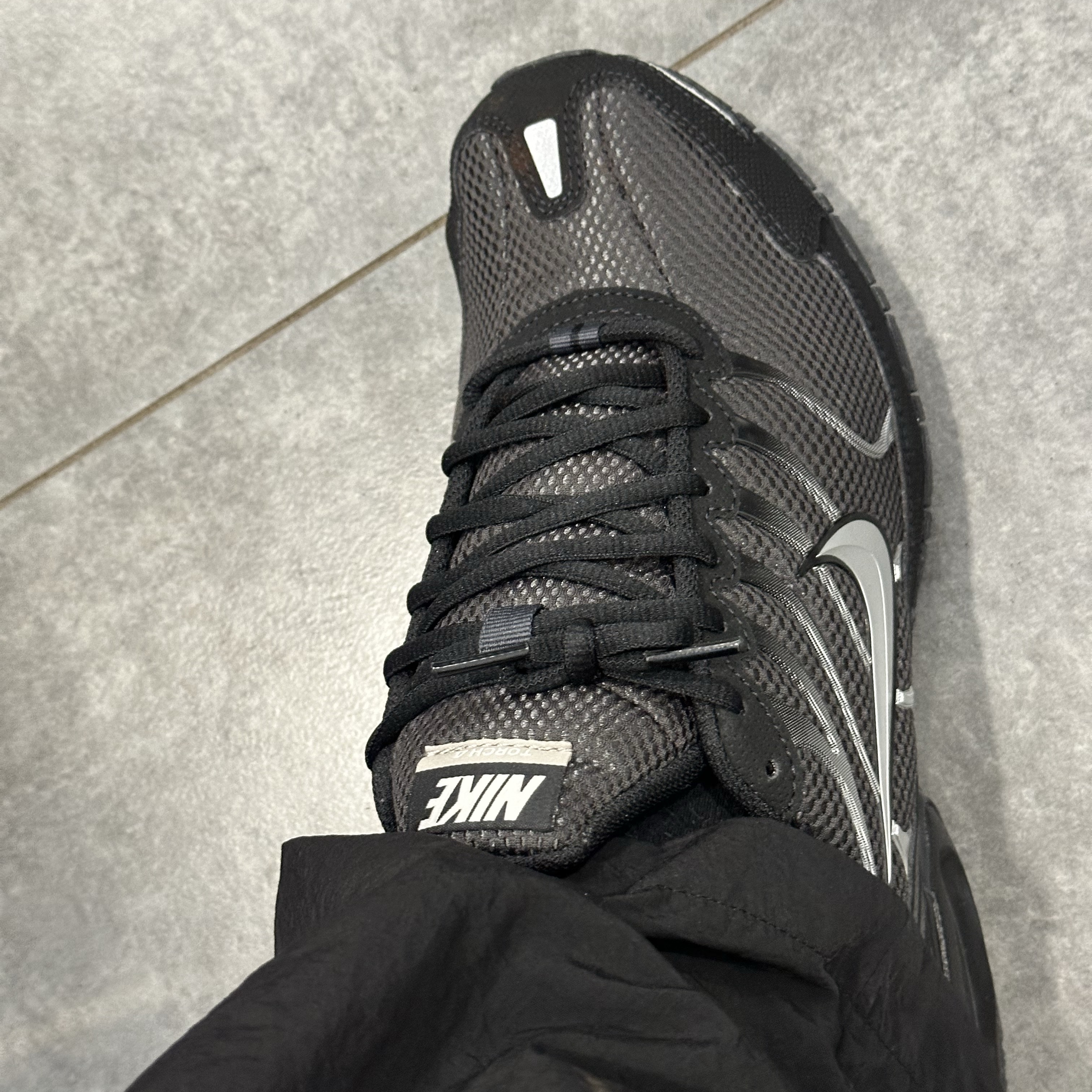 Nike Air Max Torch 4 Anthracite Metallic Silver, NewJeans Supernatural NJ x Murakami Cross Bag Black (Danielle Ver.) 착용 스타일 - 3