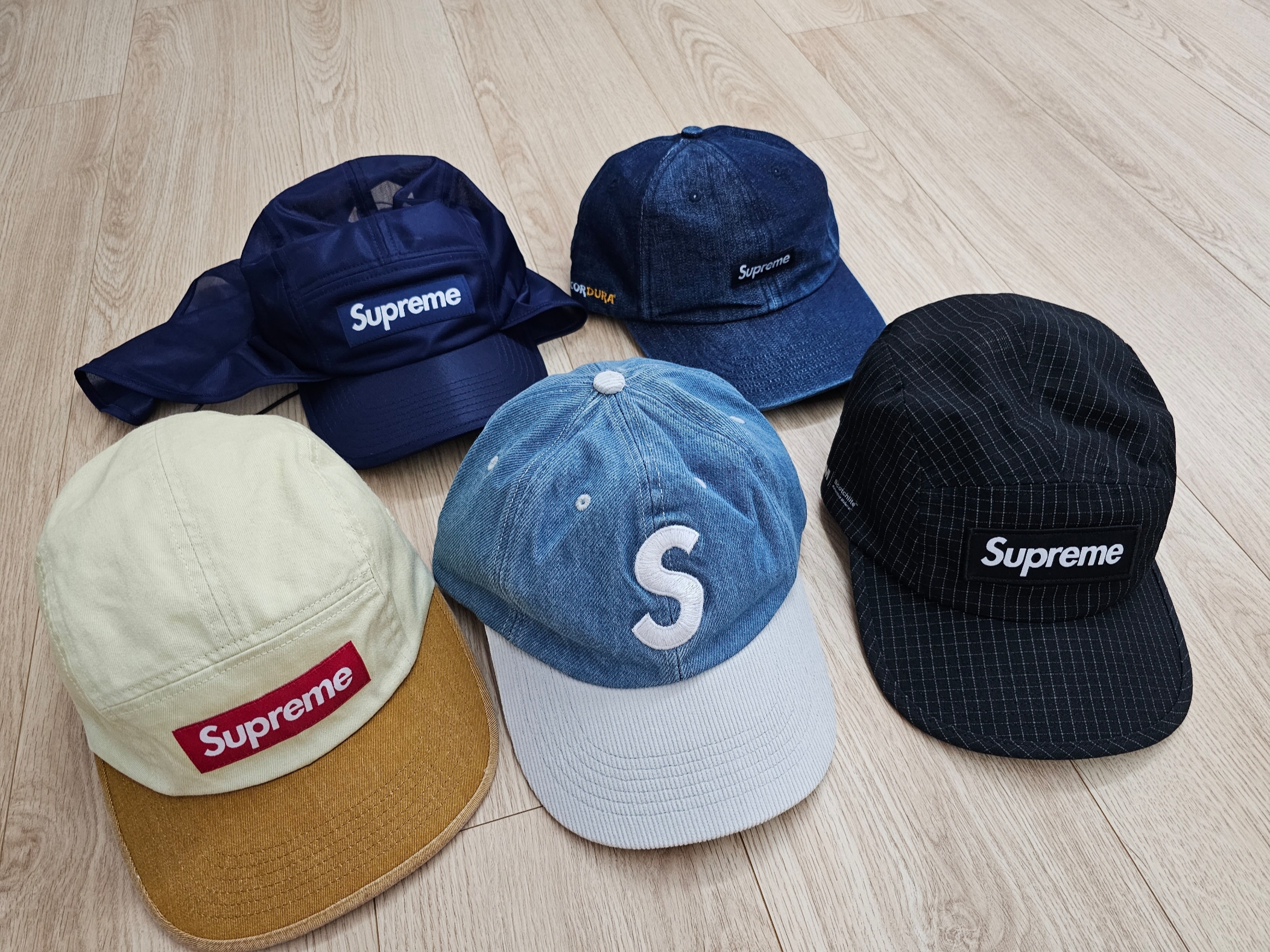 Supreme Mesh Sunshield Camp Cap Navy - 24SS, Supreme Reflective Ripstop Camp Cap Black - 24SS 착용 스타일 - 1