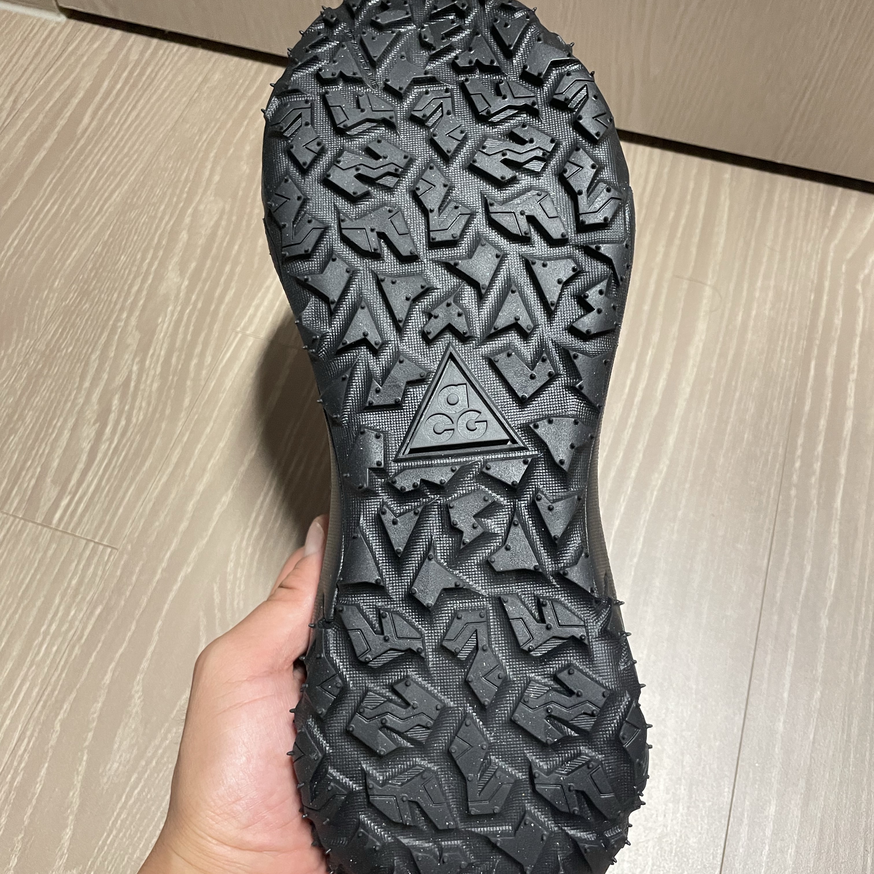Nike ACG Mountain Fly 2 Low Gore-Tex Black and Dark Smoke Grey 착용 스타일 - 4