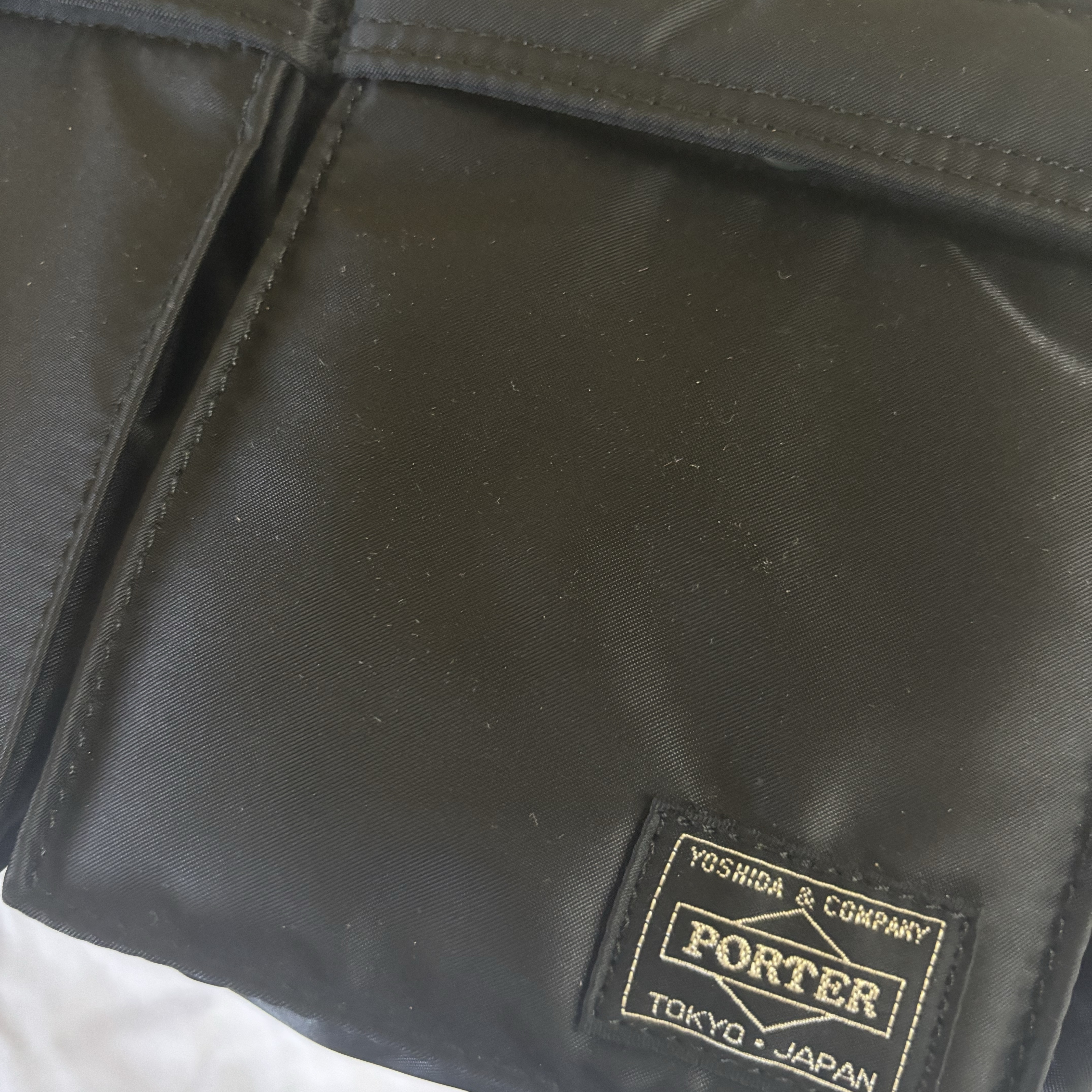 Porter Tanker Shoulder Bag Black 착용 스타일