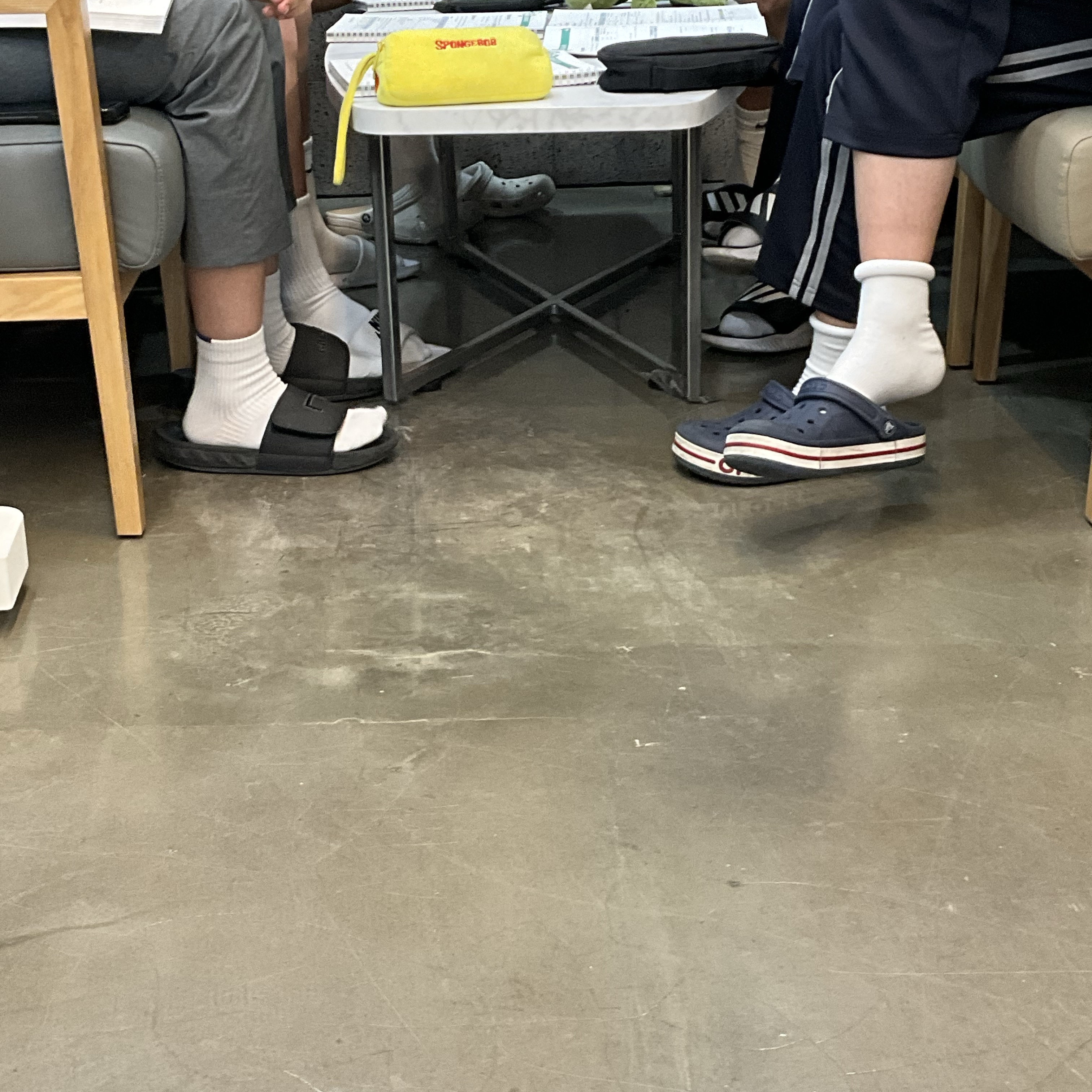 Crocs Baya Clog White, Adidas Alphabounce Slide Cloud White Core Black 착용 스타일