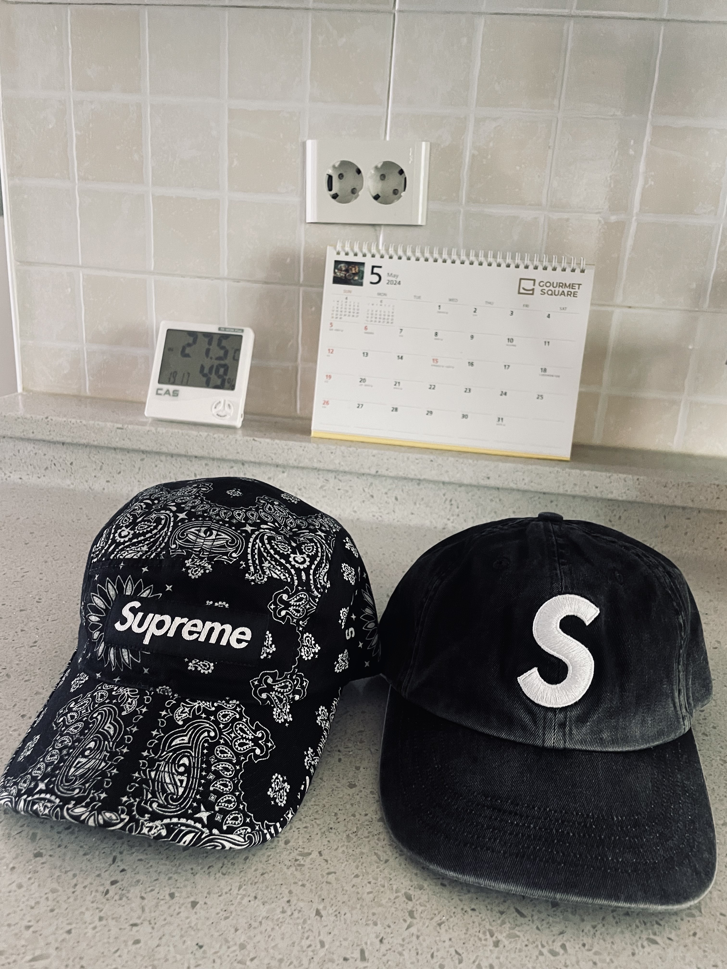 Supreme Pigment Print S Logo 6-Panel Black - 23FW, Supreme Bandana Camp Cap Black - 21SS 착용 스타일 - 1